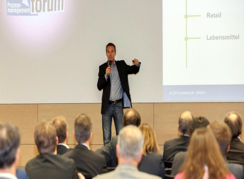 Dr. Meeno Schrader Dr. Meeno Schrader beim Abschlussvortrag des Kieler Prozessmanagementforums 2015