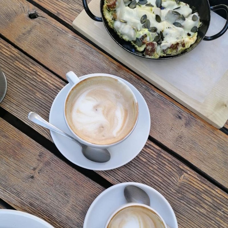 zwei Tassen Cappuchino mit einer traditionellen Steierspeise