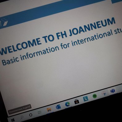 Bild vom Laptop und der Online-Einführungsveranstaltung vom Joanneum