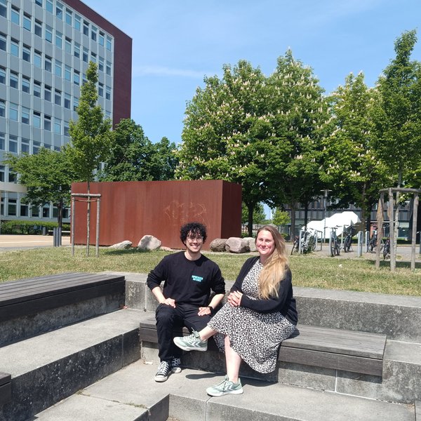 Till Hillekamp und Janine Wiese sind seit Anfang 2025 Teil des dreiköpfigen AStA Vorstands. Till Hillekamp und Janine Wiese sind seit Anfang 2025 Teil des dreiköpfigen AStA Vorstands.