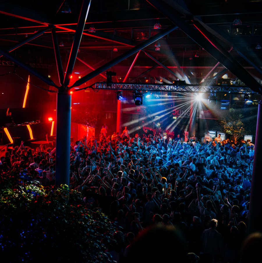 Eine Menge an Studierenden tanz auf einem Dancefloor.