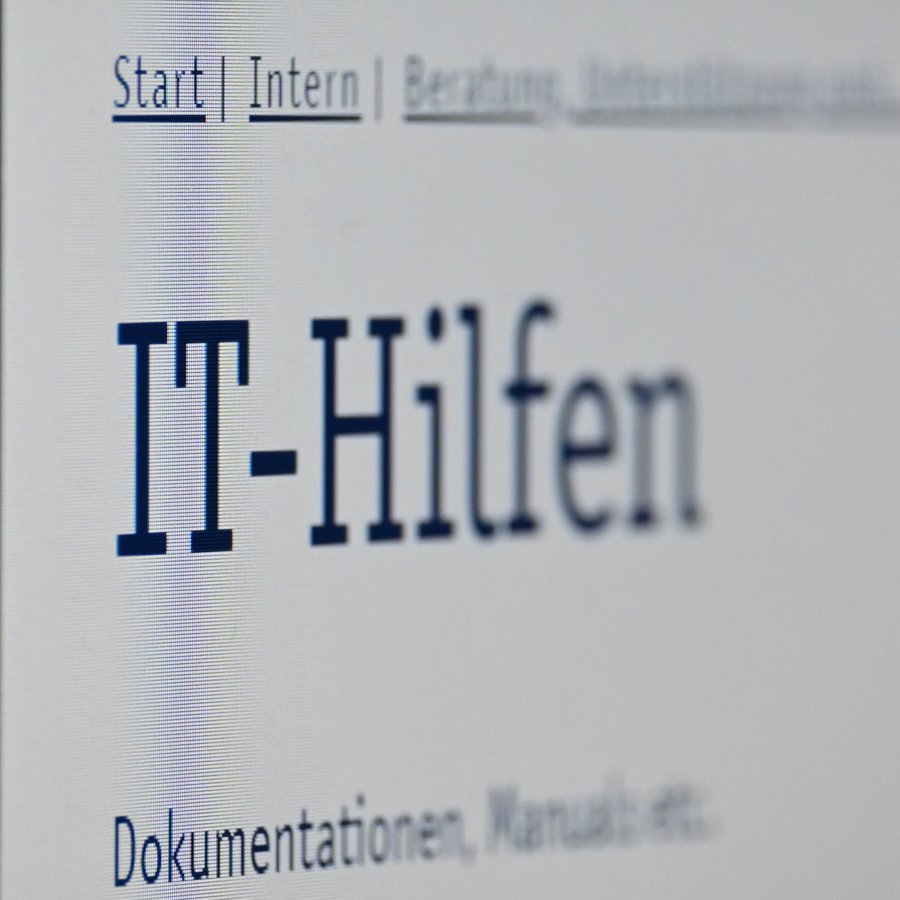 Foto eines Bildschirms. Zu sehen ist der Schriftzug IT-Hilfen.