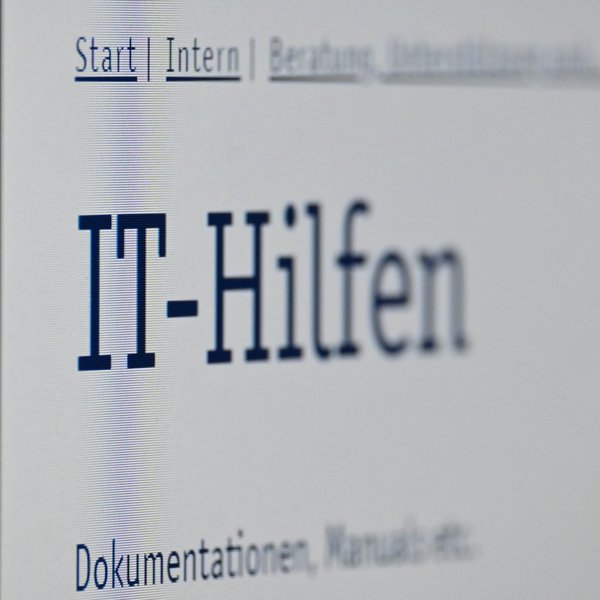 Foto eines Bildschirms. Zu sehen ist der Schriftzug IT-Hilfen.