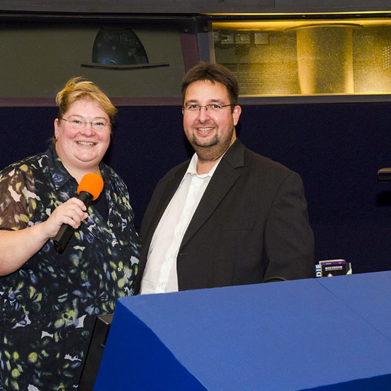 Eine Frau mit Mikrofon und ein Mann