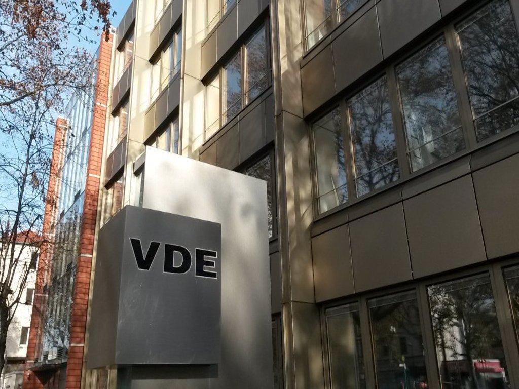 Ein graues Konzerngebäude der Firma "VDE".