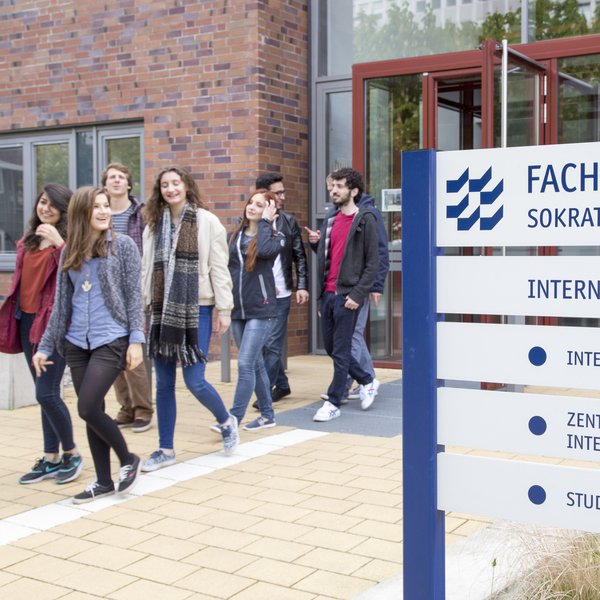 Studierende kommen aus dem Gebäude des Zentrum für Sprachen und Interkulturelle Kompetenz raus