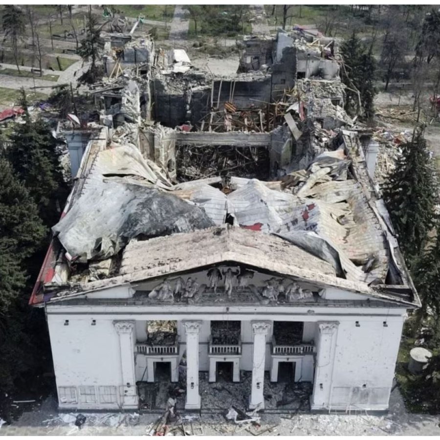 Fotografie des zerstörten Dachs des Theaters in Mariupol, Ukraine