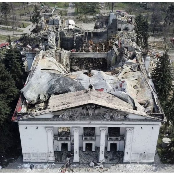 Fotografie des zerstörten Dachs des Theaters in Mariupol, Ukraine  
