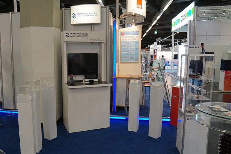 Ein in weiß und blau gehaltener Messestand der FH Kiel.