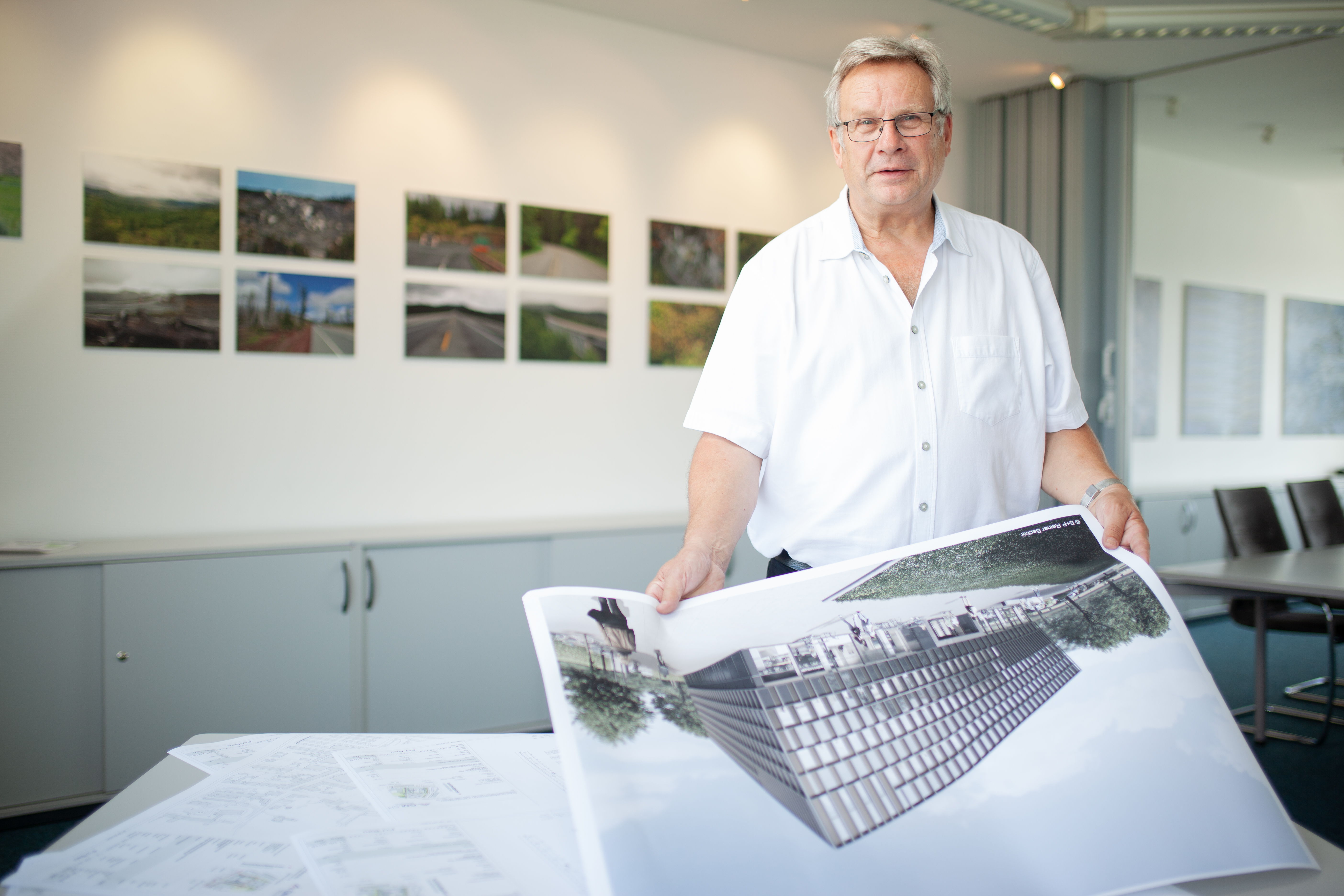 Foto: Matthias Pilch ein Mann mit einer Bauzeichnung