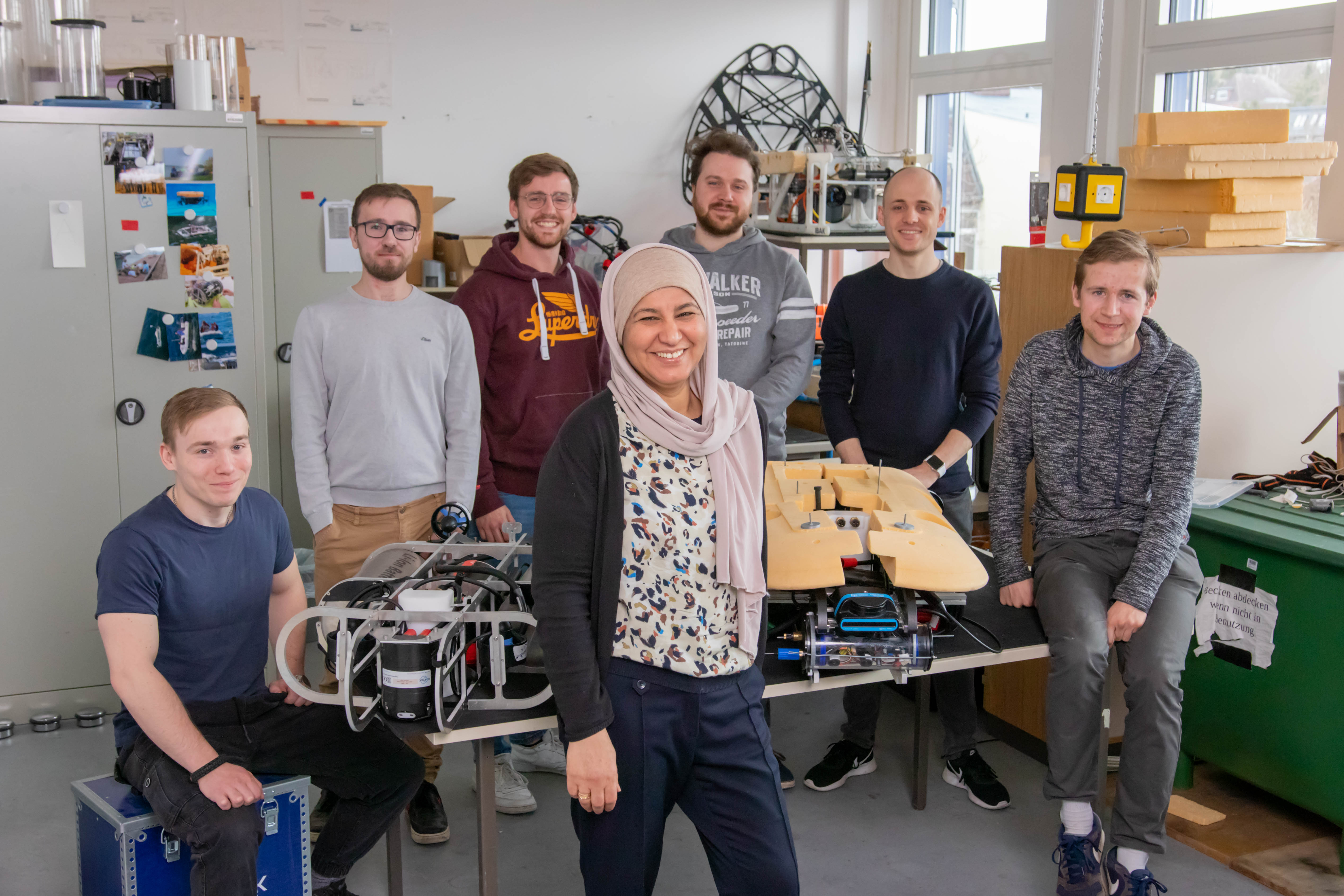 eine Gruppe von Menschen um ein AUV