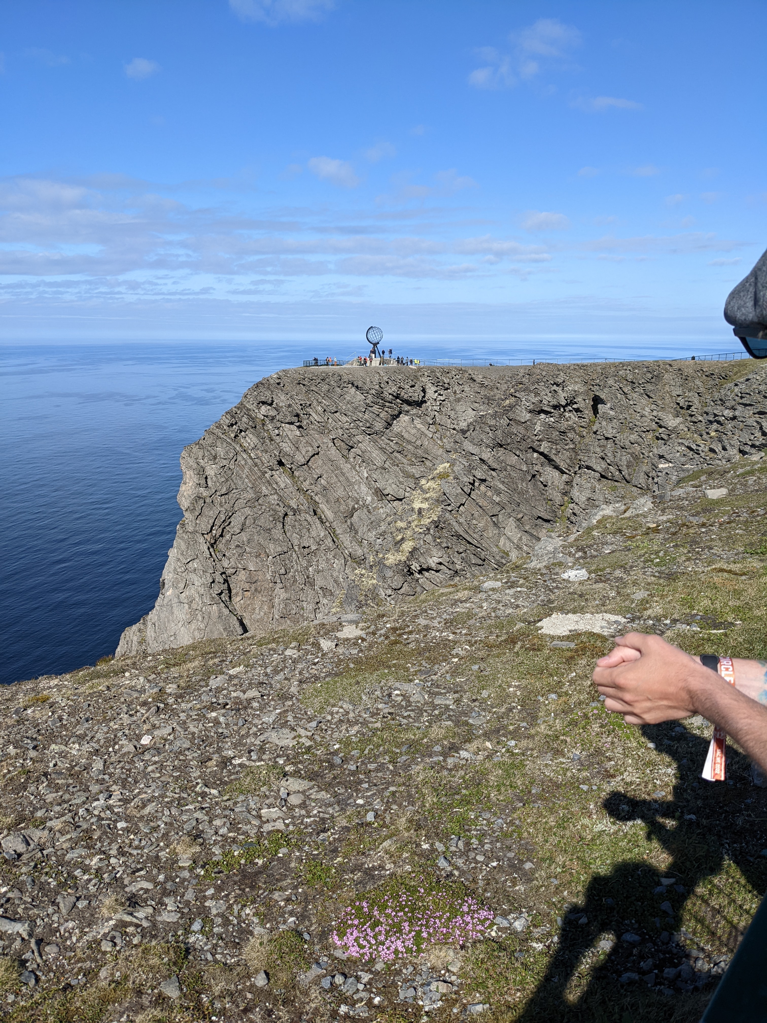 Ausblick aufs Meer, davor Gestein