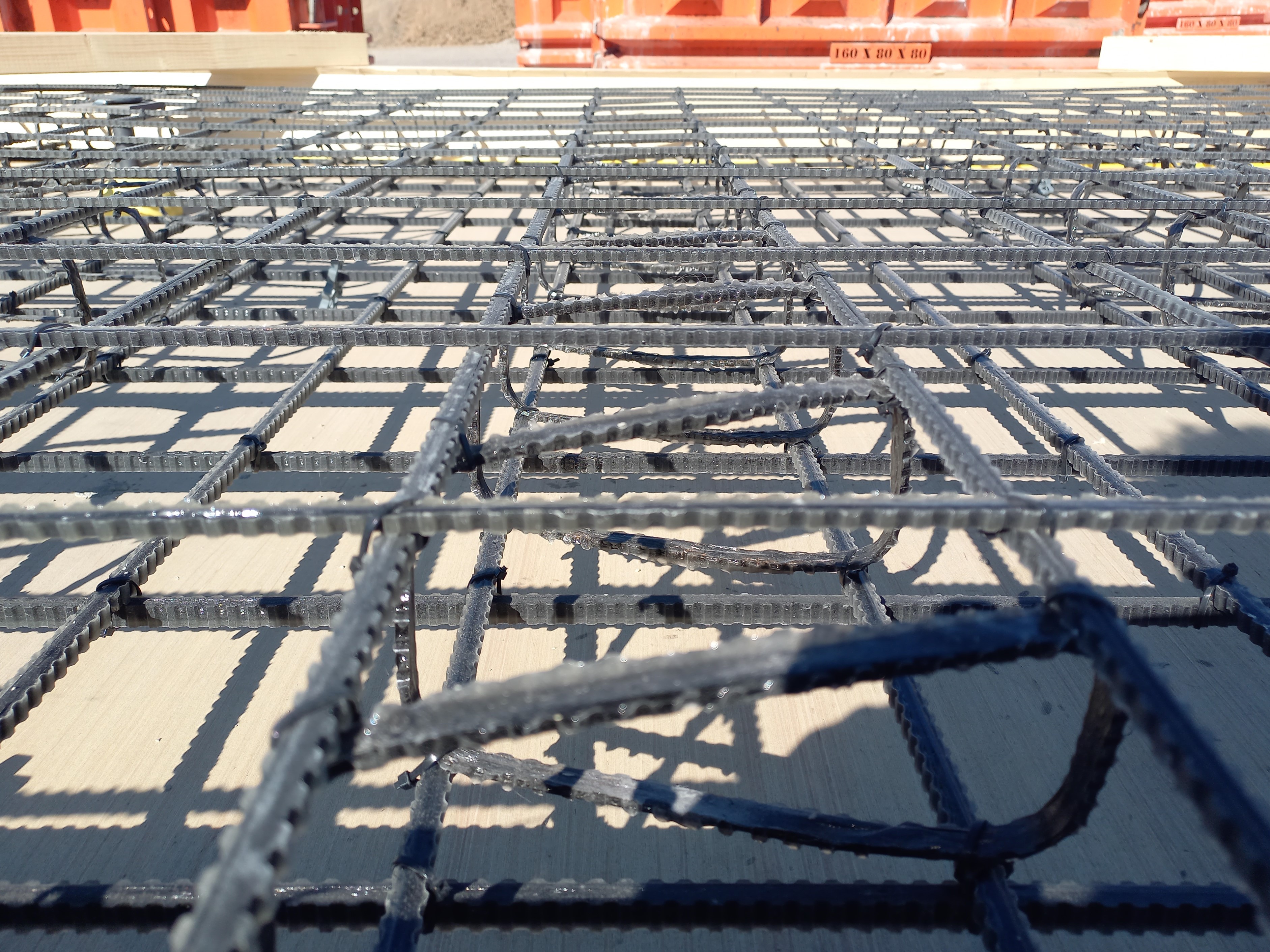 Ein Gitter aus schwarzen Basaltfaserstabelementen