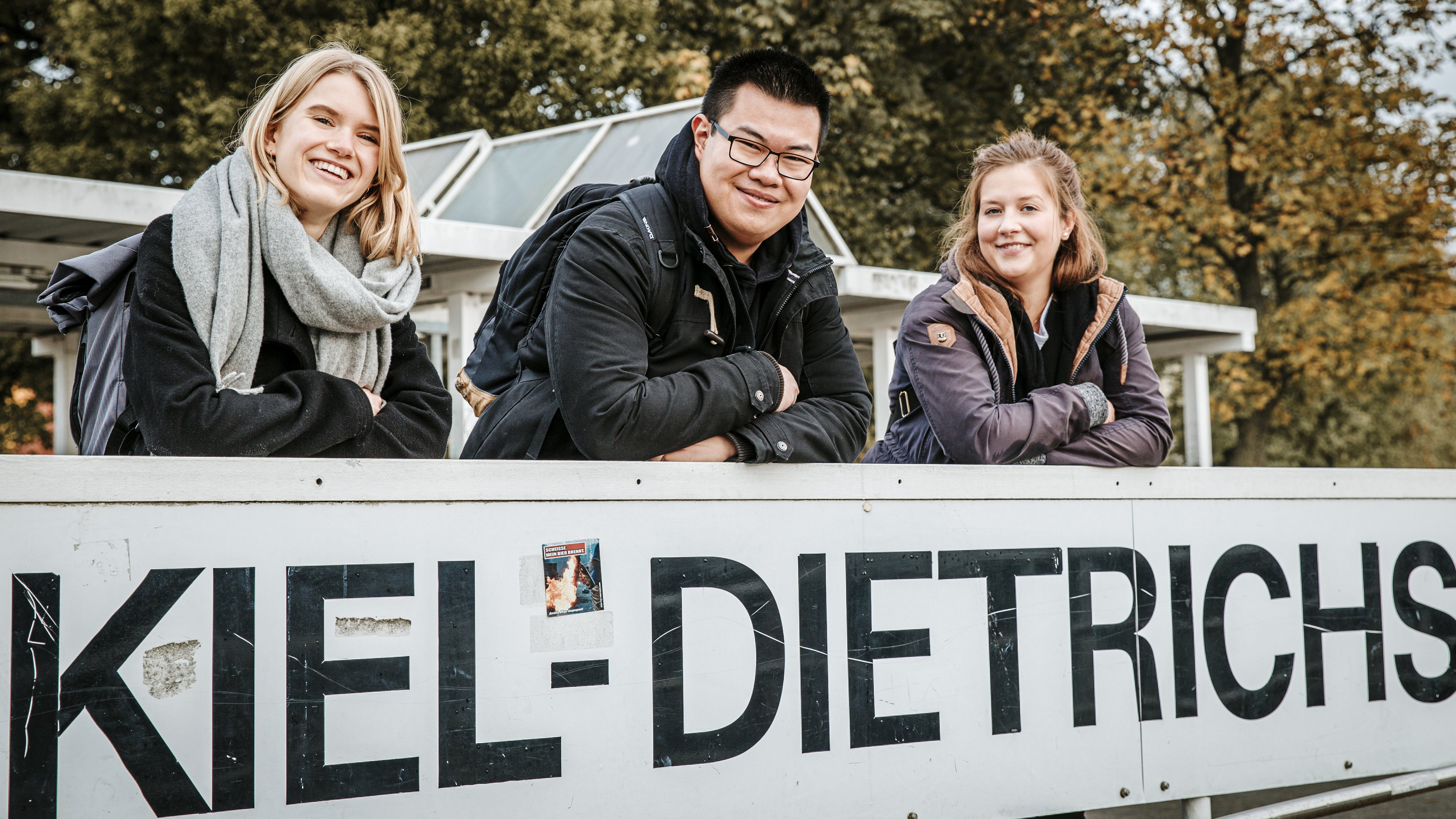 Menschen an einem Steg