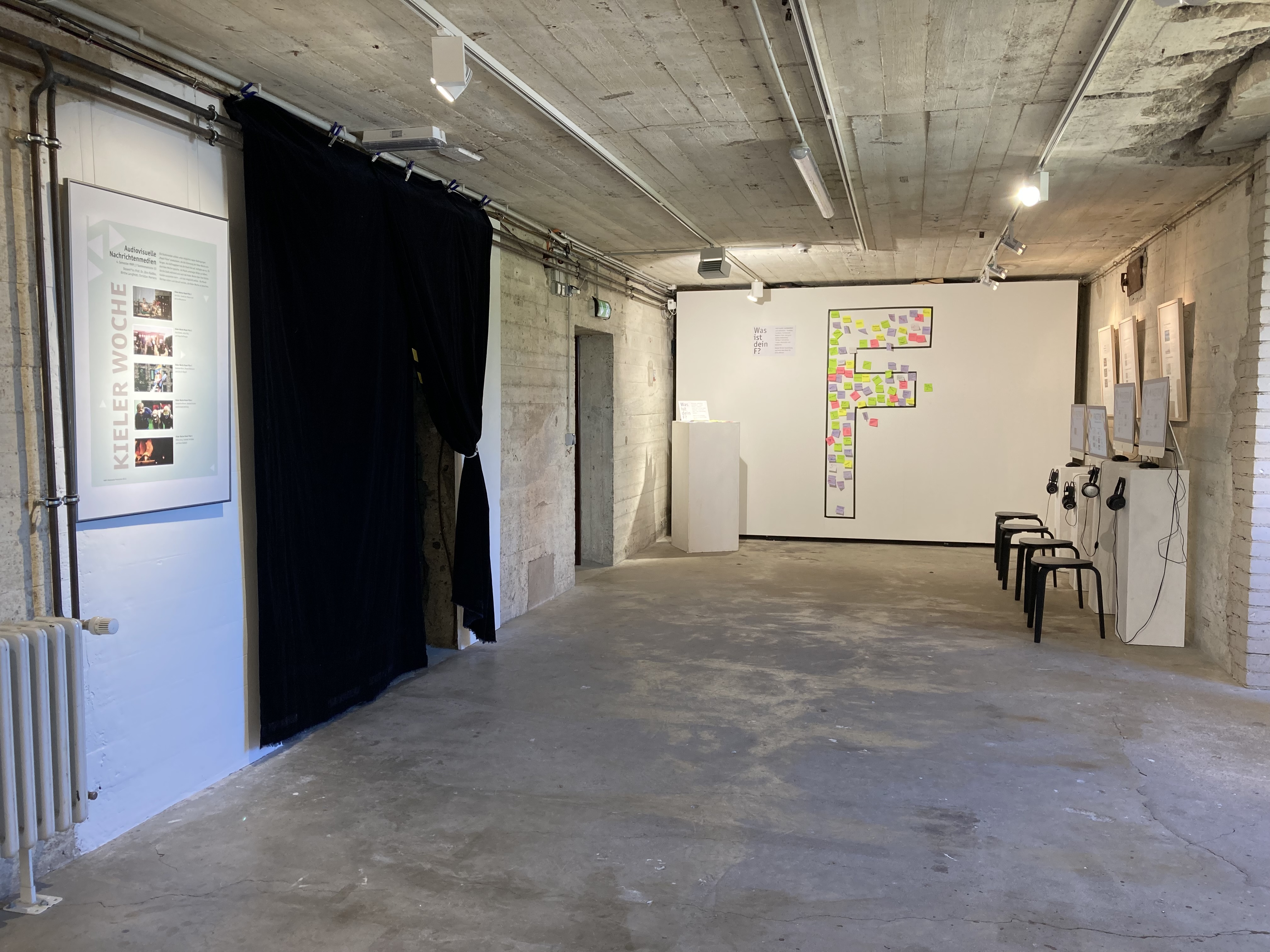 Blick in die Galerie im Bunker-D, im Mittelpunkt der Umriss des Buchstaben F, mit Post-its beklebt