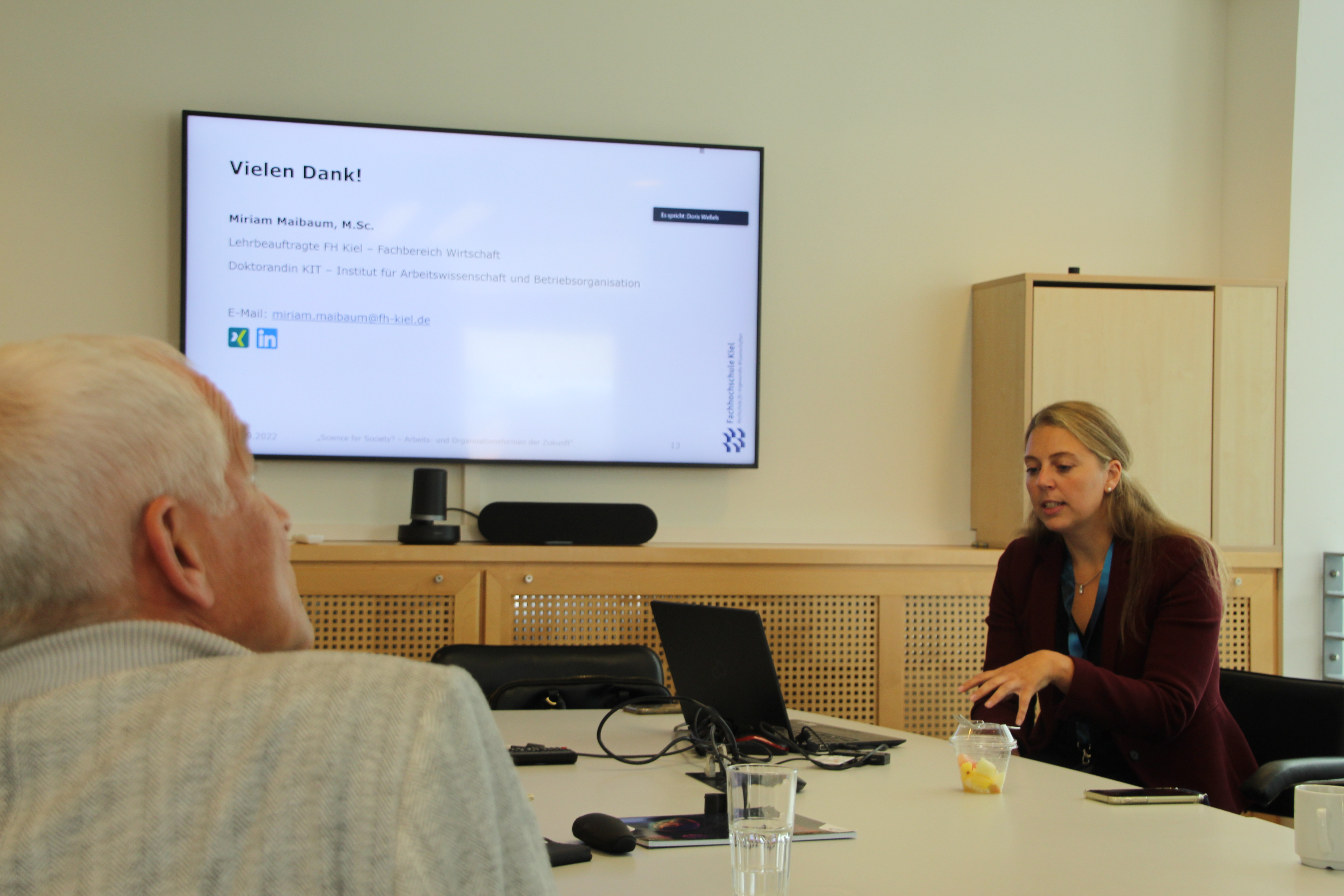 Auf der Konferenz nutze Miriam Maibaum die Möglichkeit, zu ihrem Dissertationsthema Meinungen und neue Perspektiven einzuholen. (Foto: Brahms) ein Mann und eine Frau am Tisch, dahinter ein Monitor