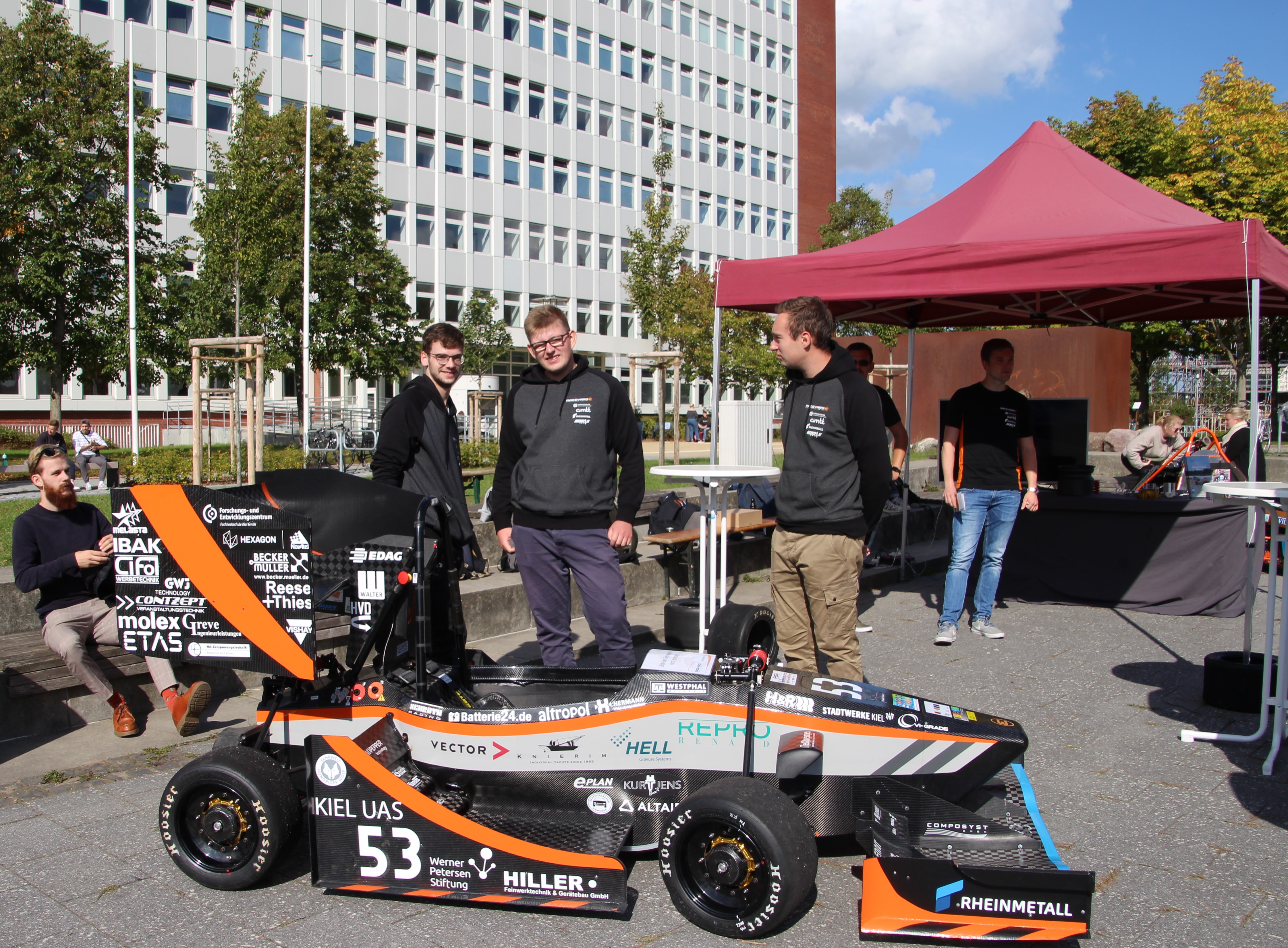 Der Raceyard-Rennwagen und ein Teil des Teams