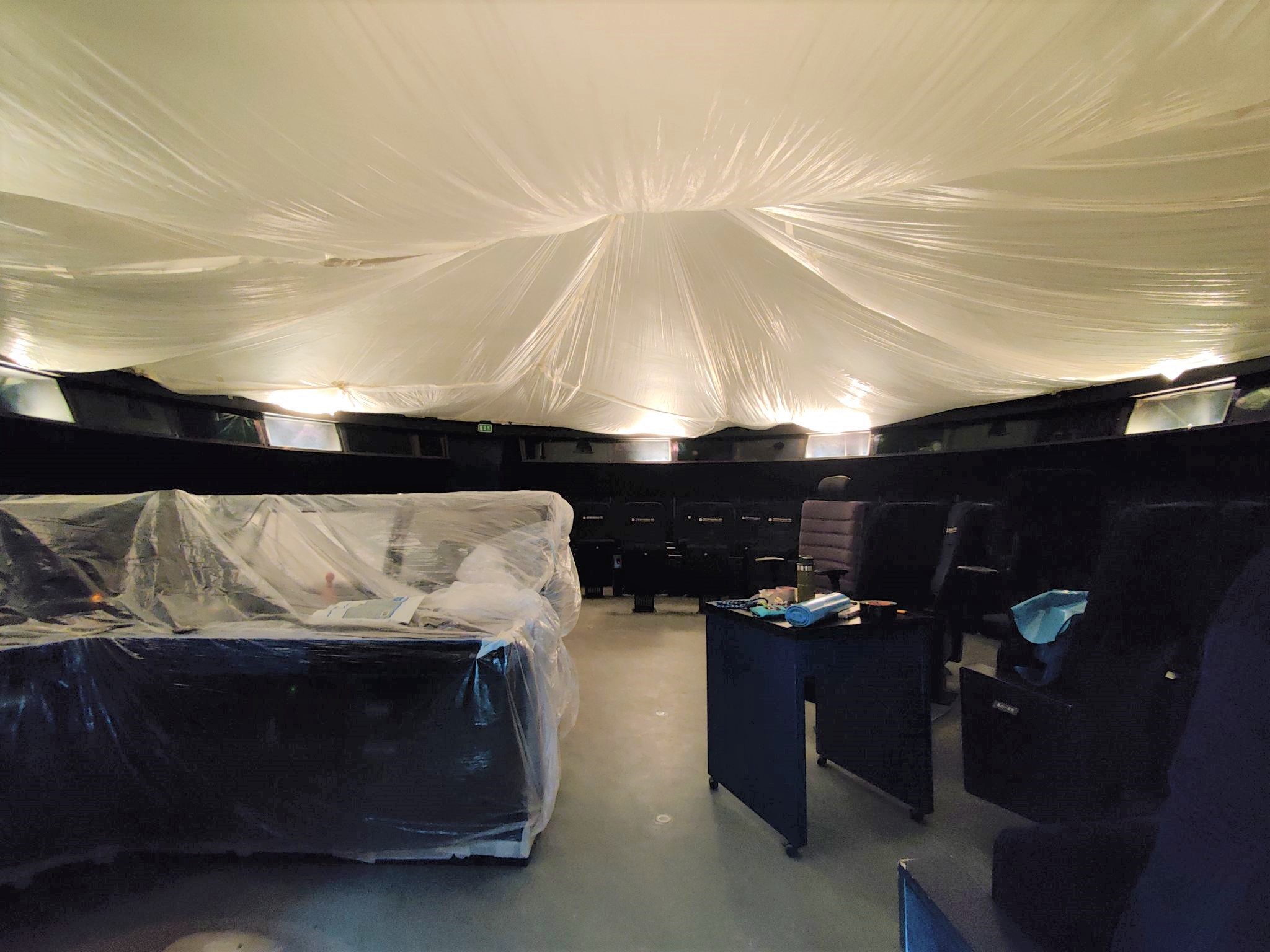 Blick in den Mediendom. Die Planetariumskuppel und das Bedienpult sind mit Malerplane geschützt.