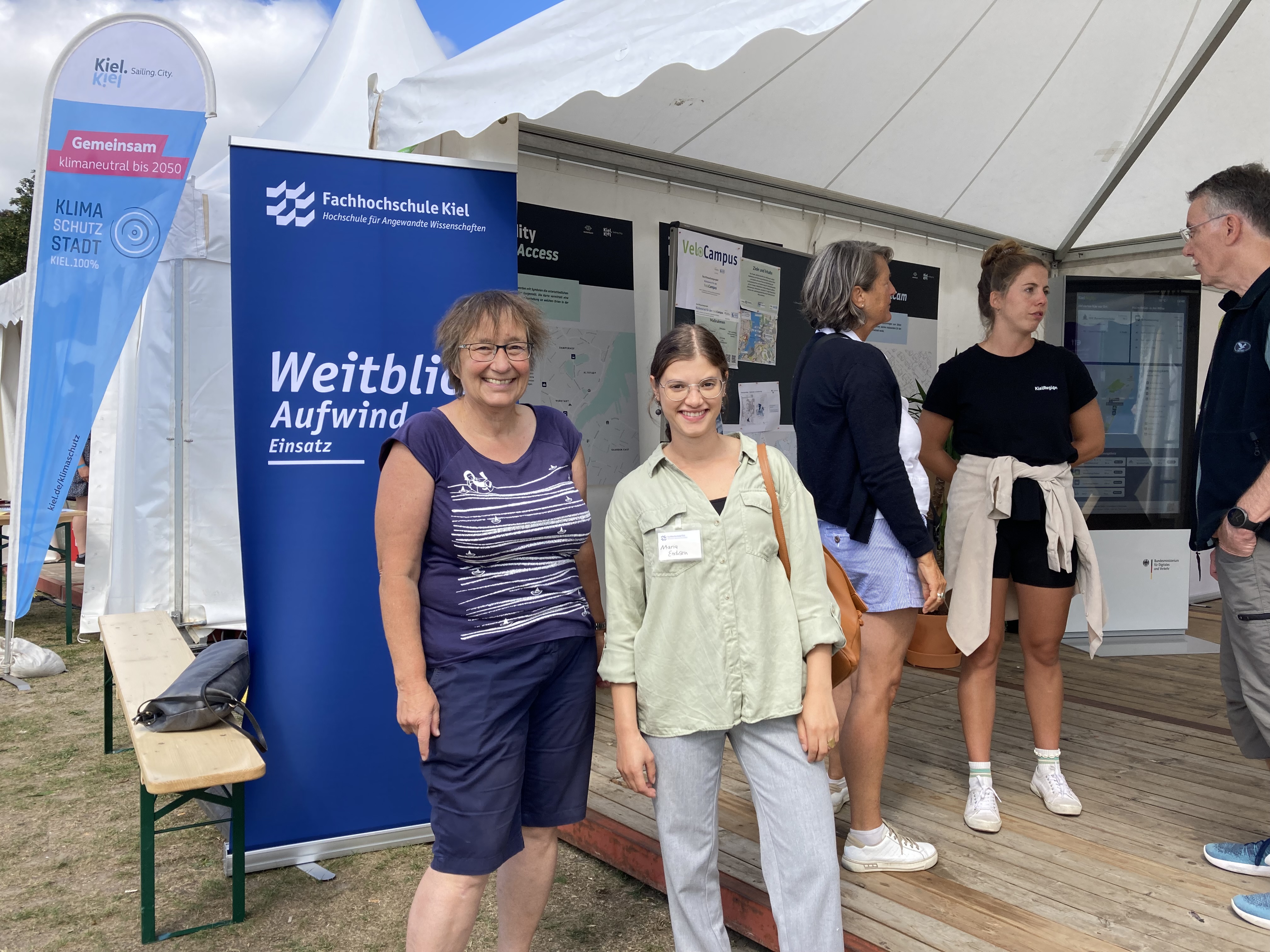 Zwei Frauen vor einem Infostand