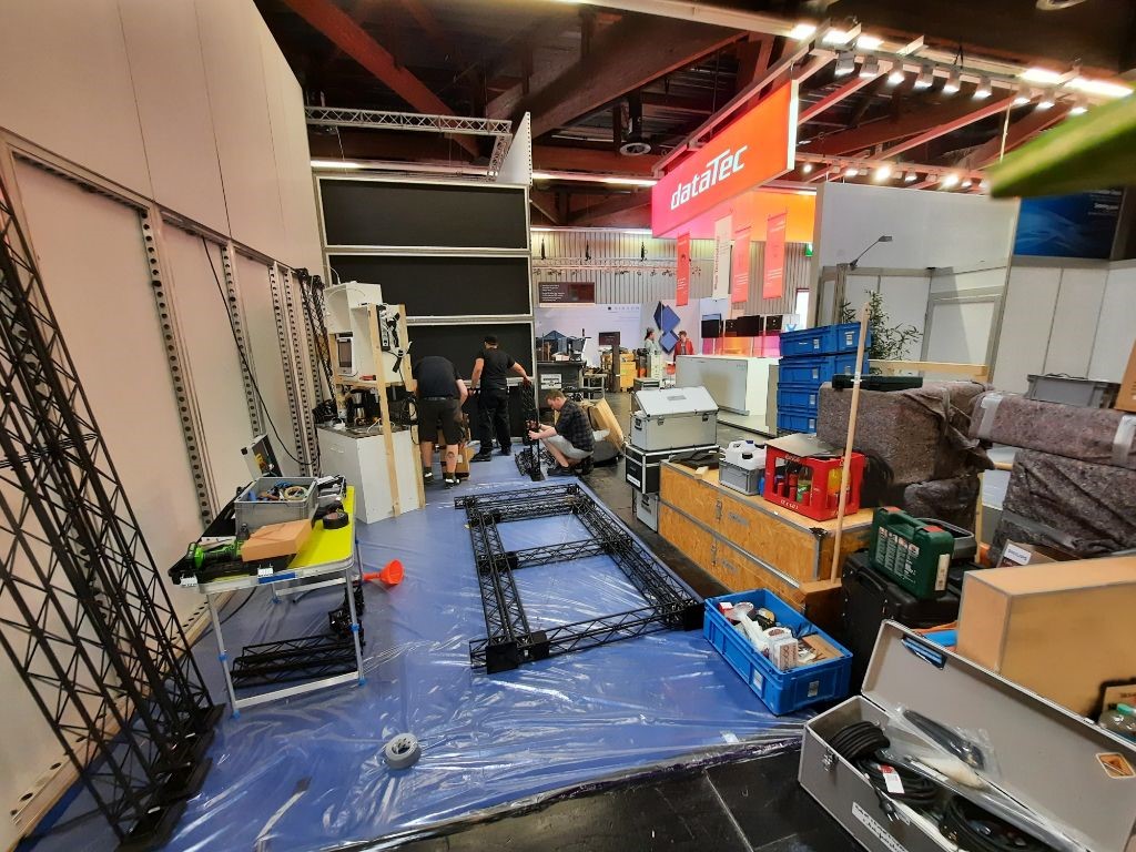 Foto: Bast zum Aufbau vorbereitetes Messe-Equipment