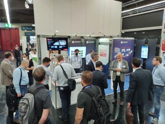 Foto: Hindel Messestand mit Menschen