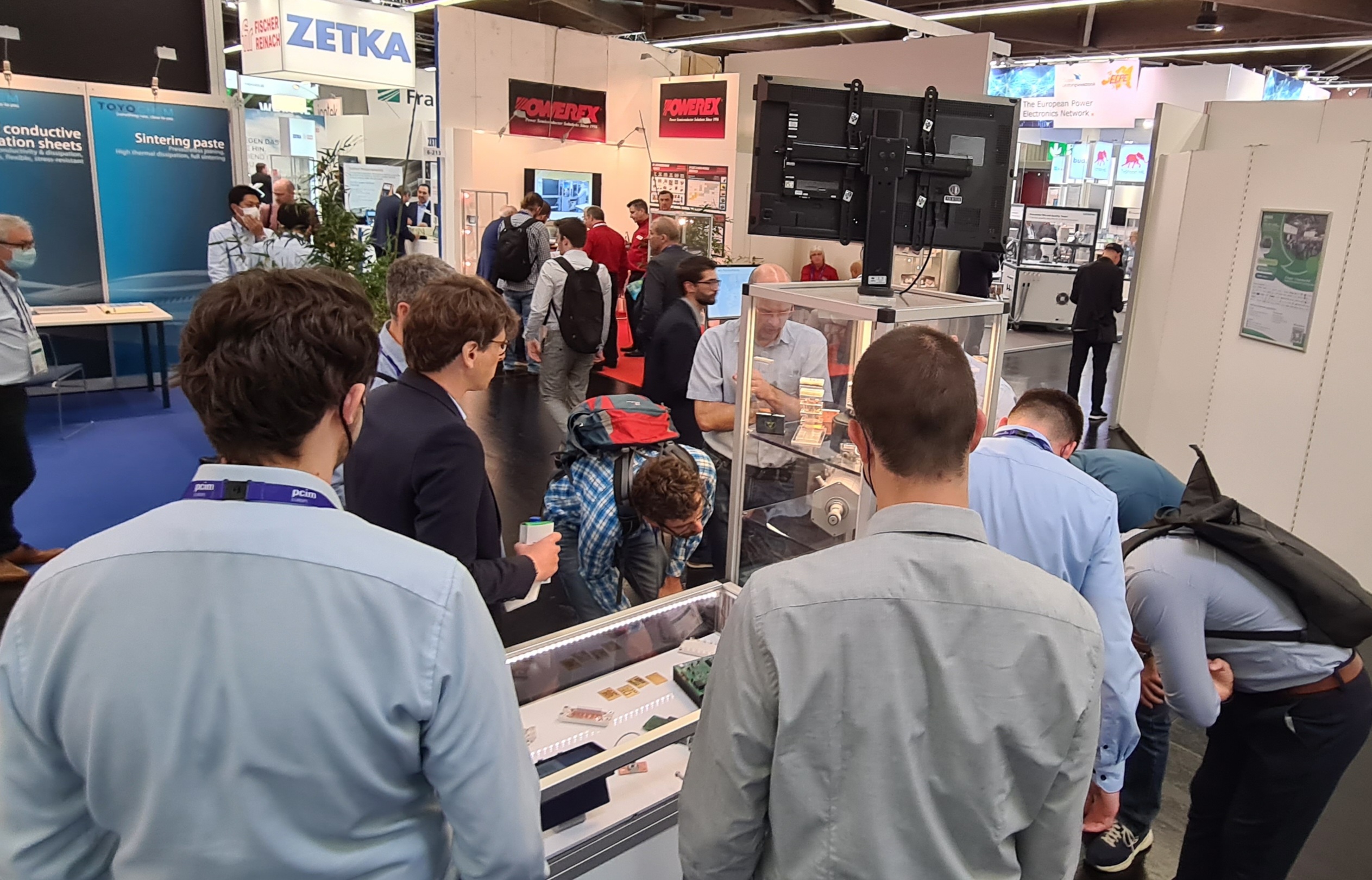 Foto: Hindel ein Messestand mit Besuchern