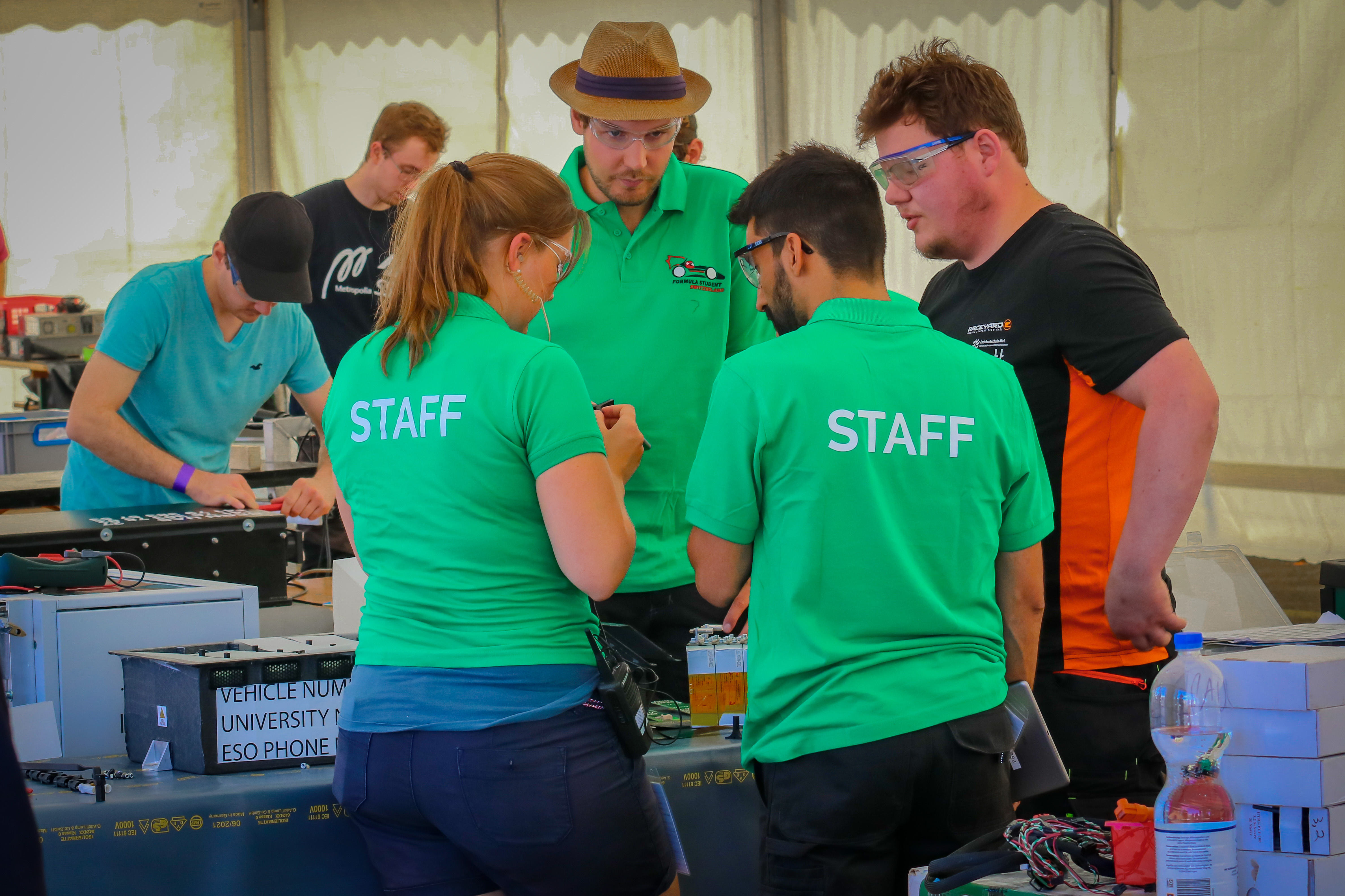 Foto: Tank Menschen in einer Gruppe stehen herum