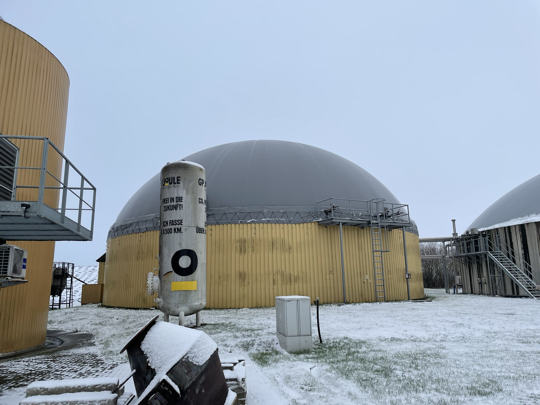Blick auf ein Blockheizkraftwerk