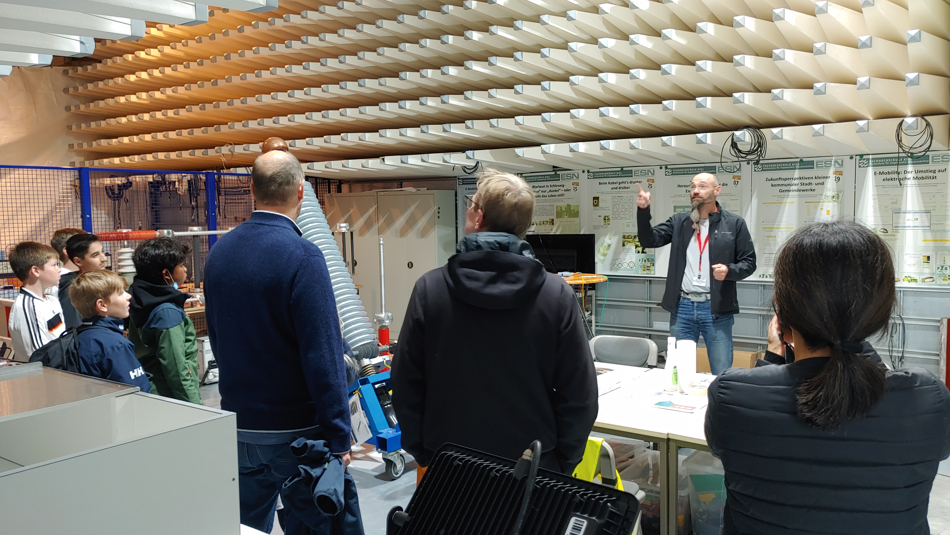 Blick auf vier Personen im Schallraum