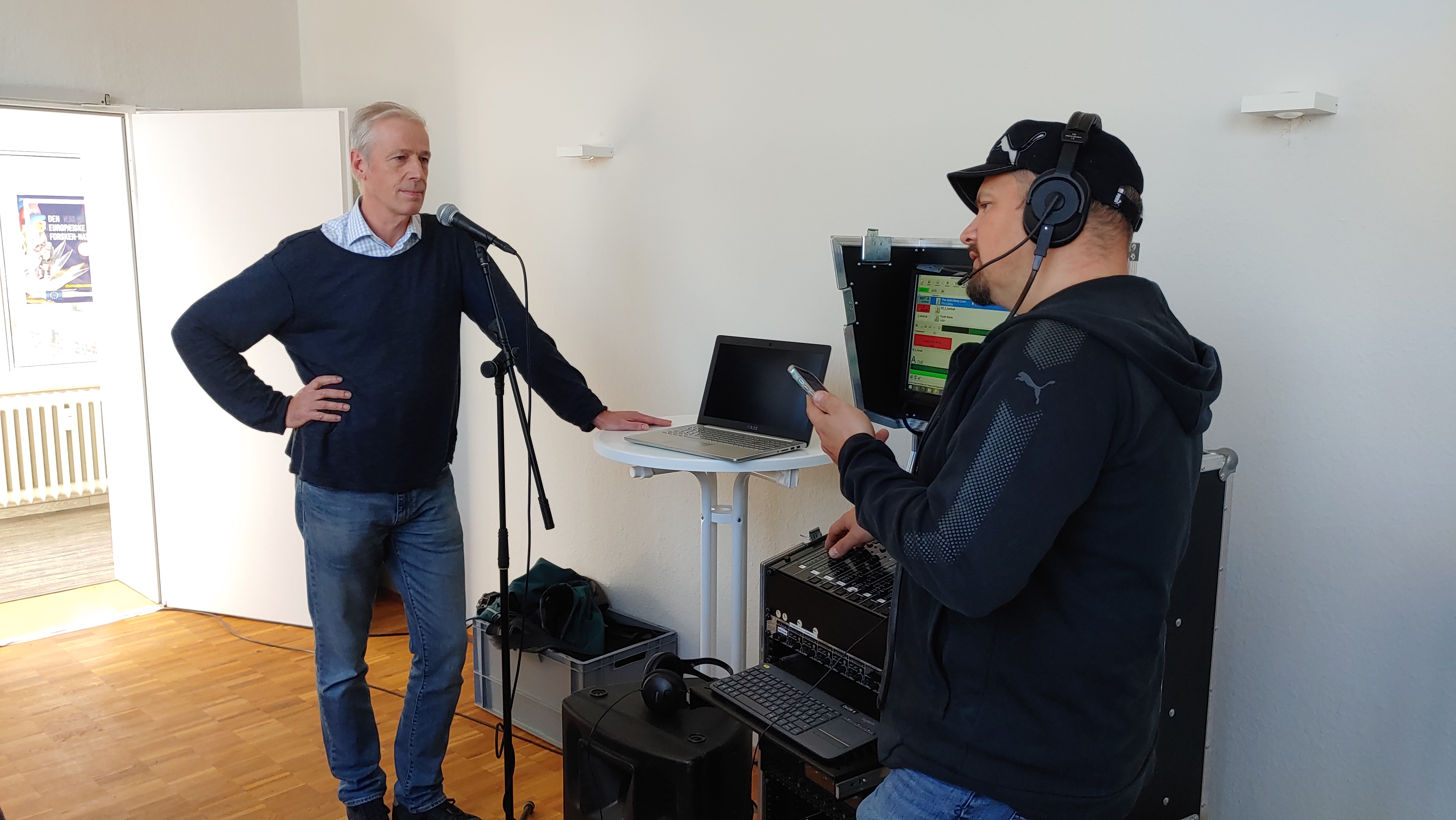 zwei Männer am mobilen Radio-Pult