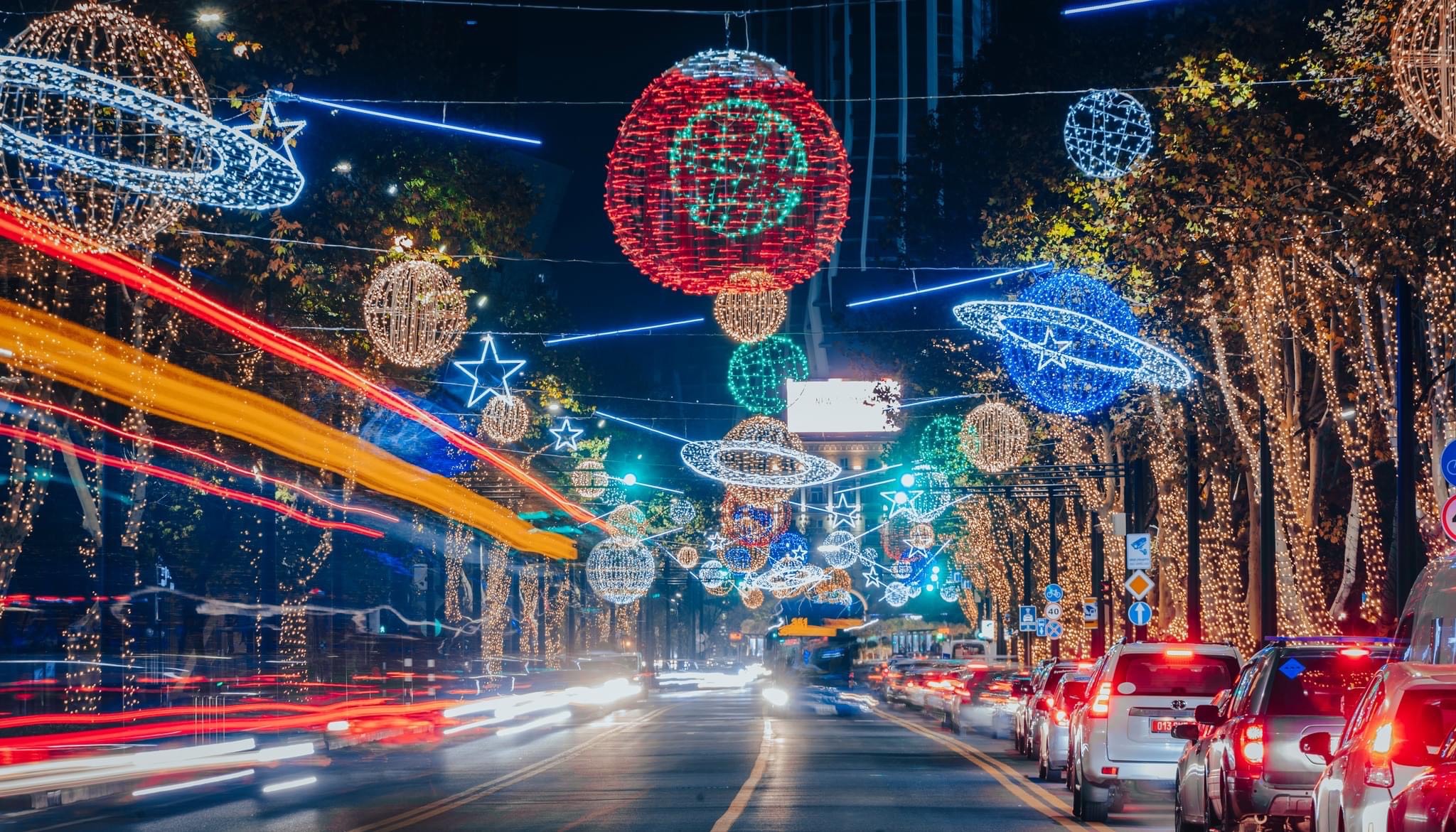 Die erleuchteten Straßen von Tiflis