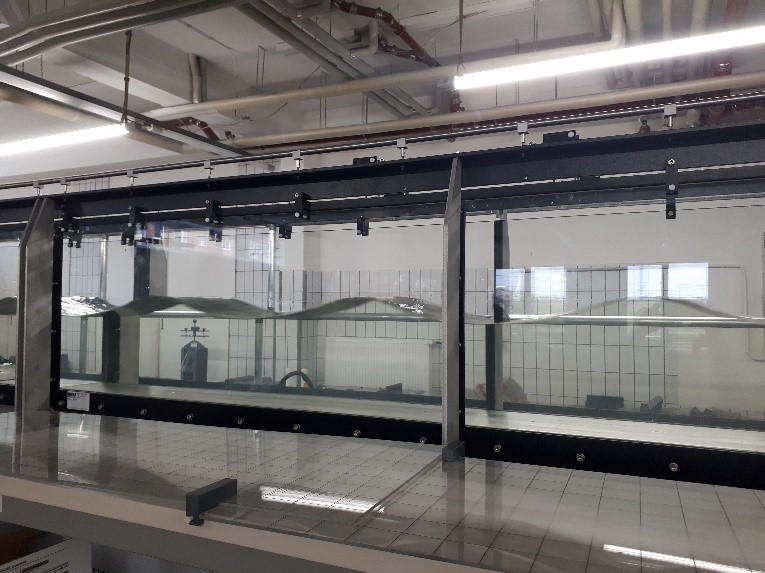 Blick auf die Strömungsrinne mit Wellenbewegung