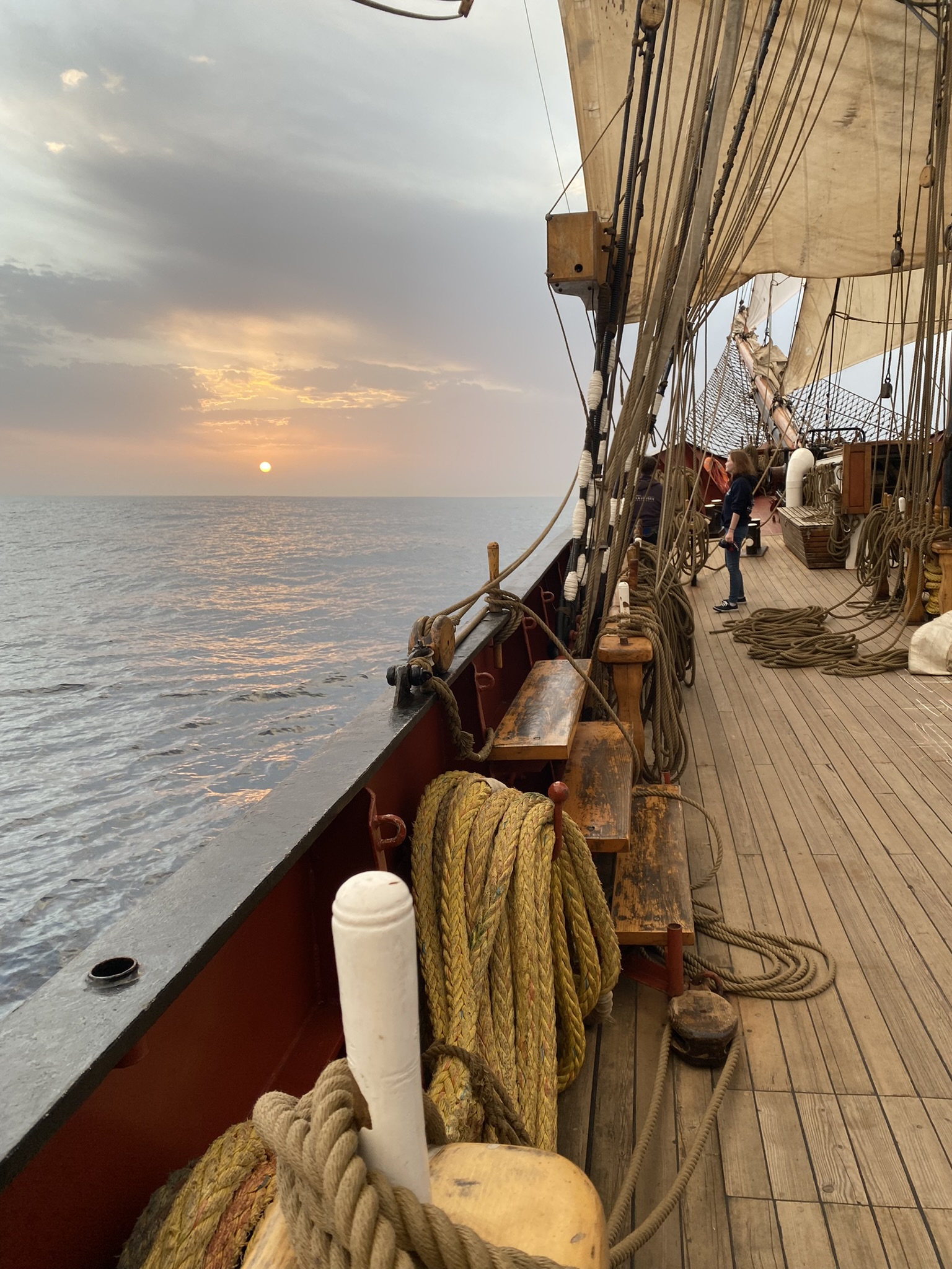 Blick vom Segelschiff aufs Meer