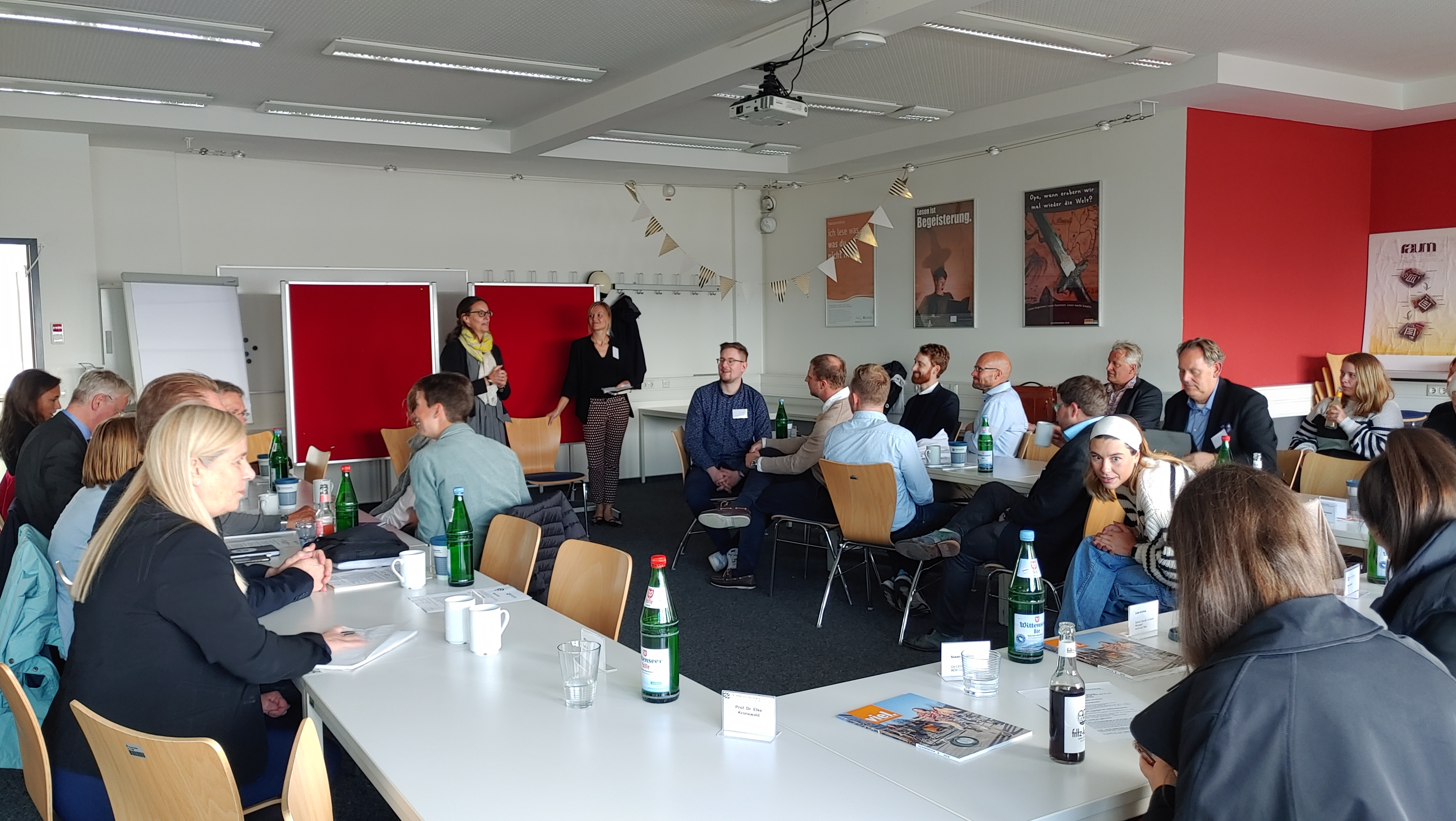 Menschen sitzen an Tischen