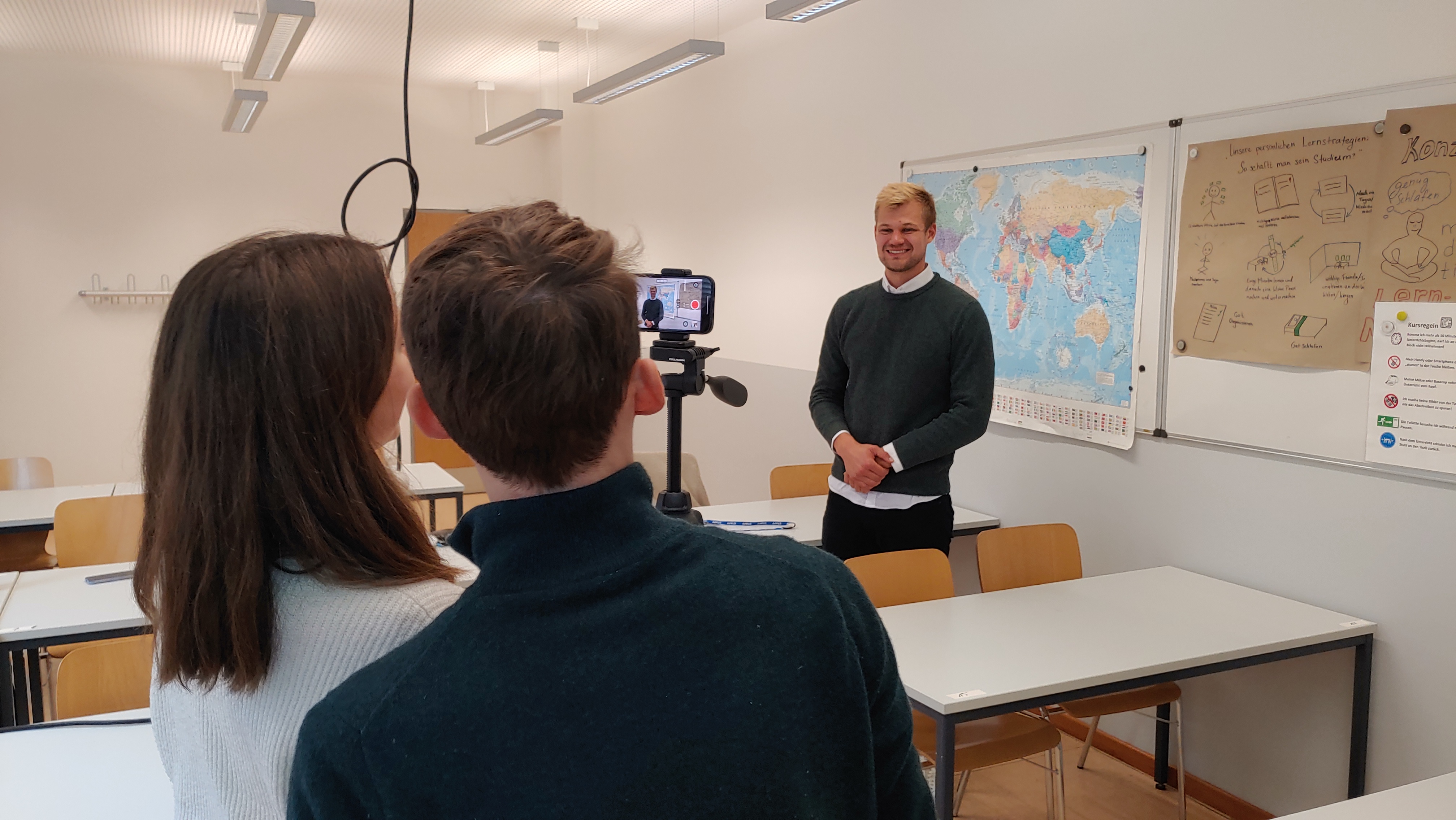 drei Menschen im Gespräch