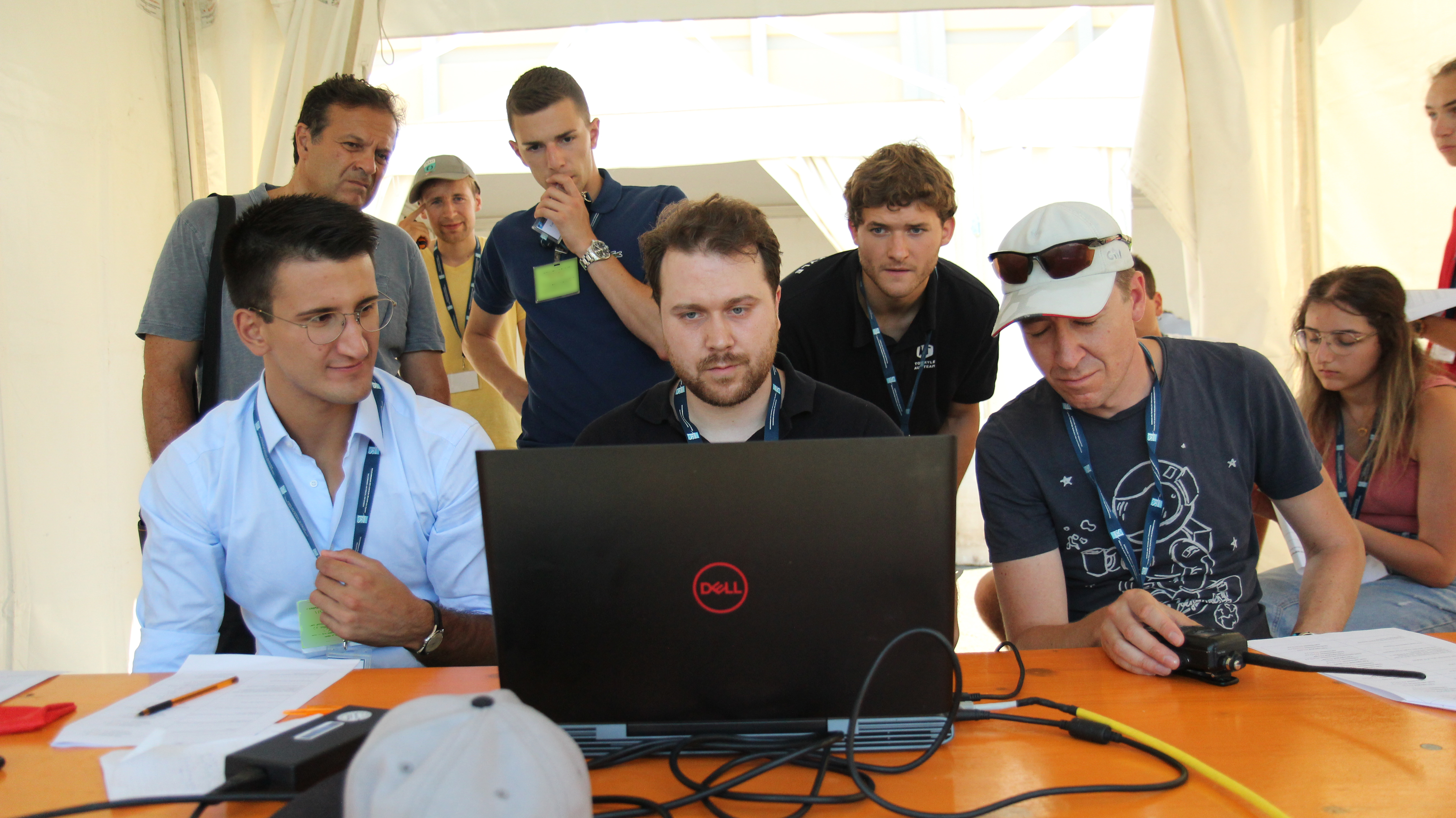 Das Team schaut gebannt auf den Laptop