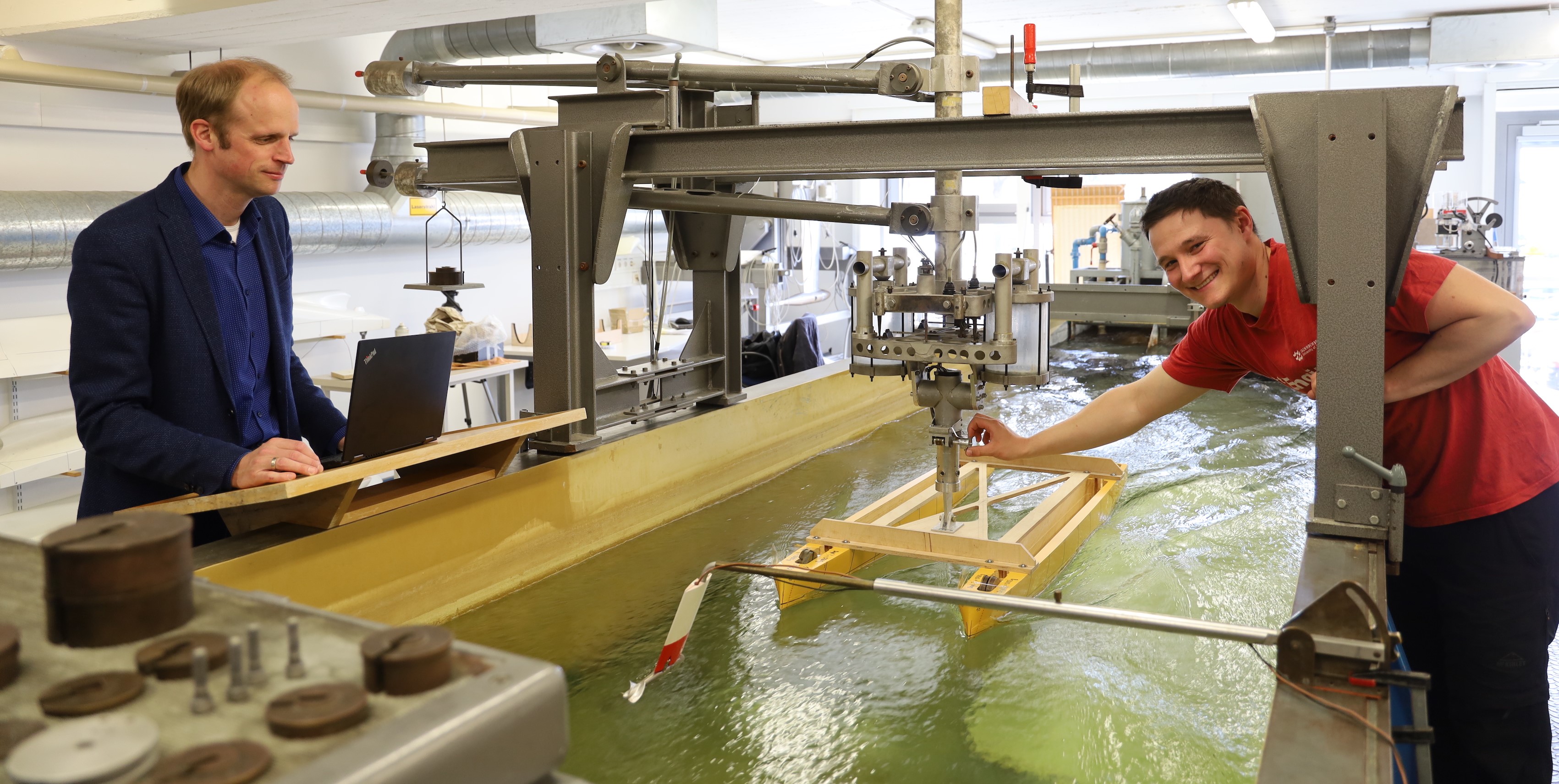 Foto: Geist zwei Männer mit Schiffsmodell am Wasserbecken