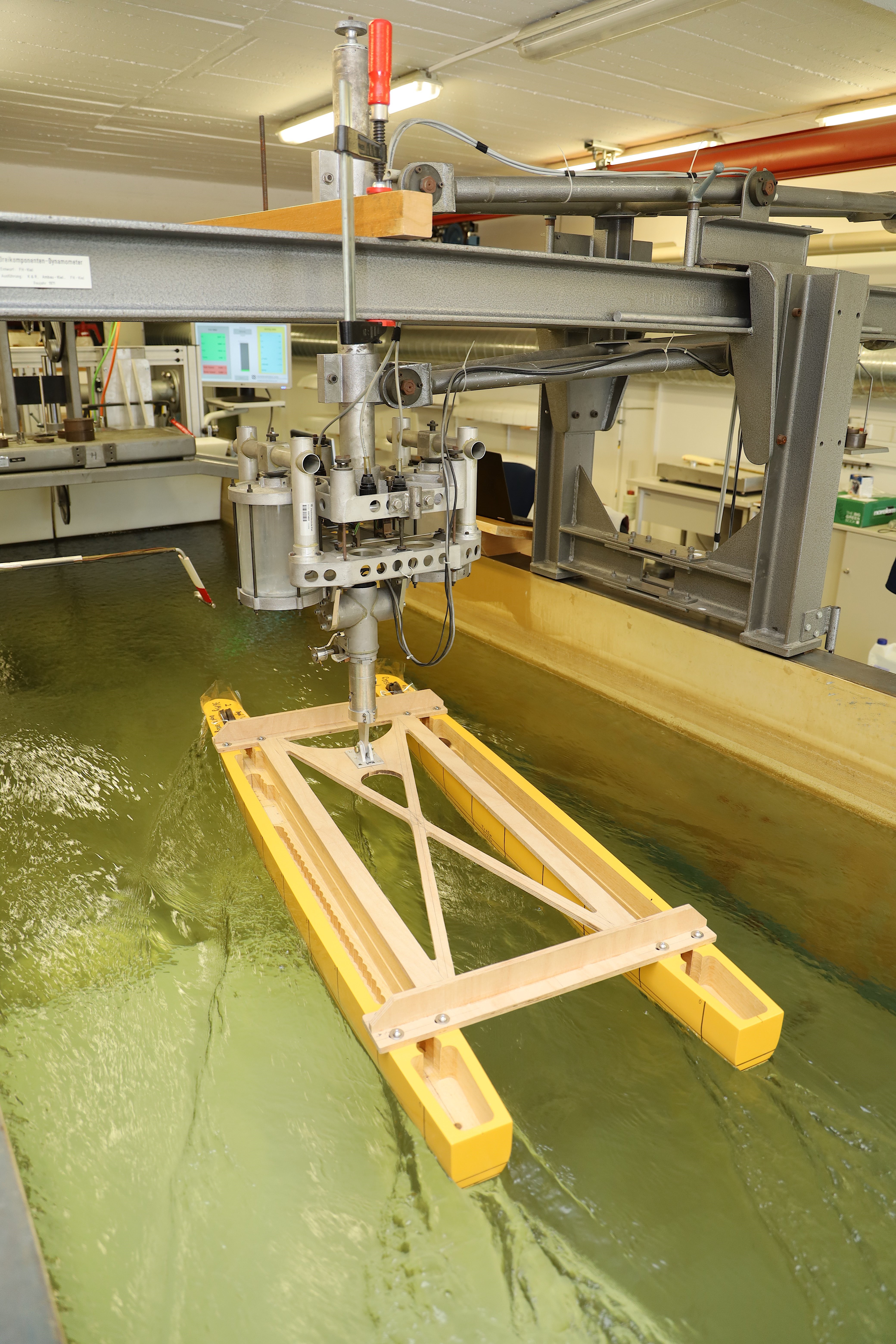 Modell eines Katamarans im Wasserbecken