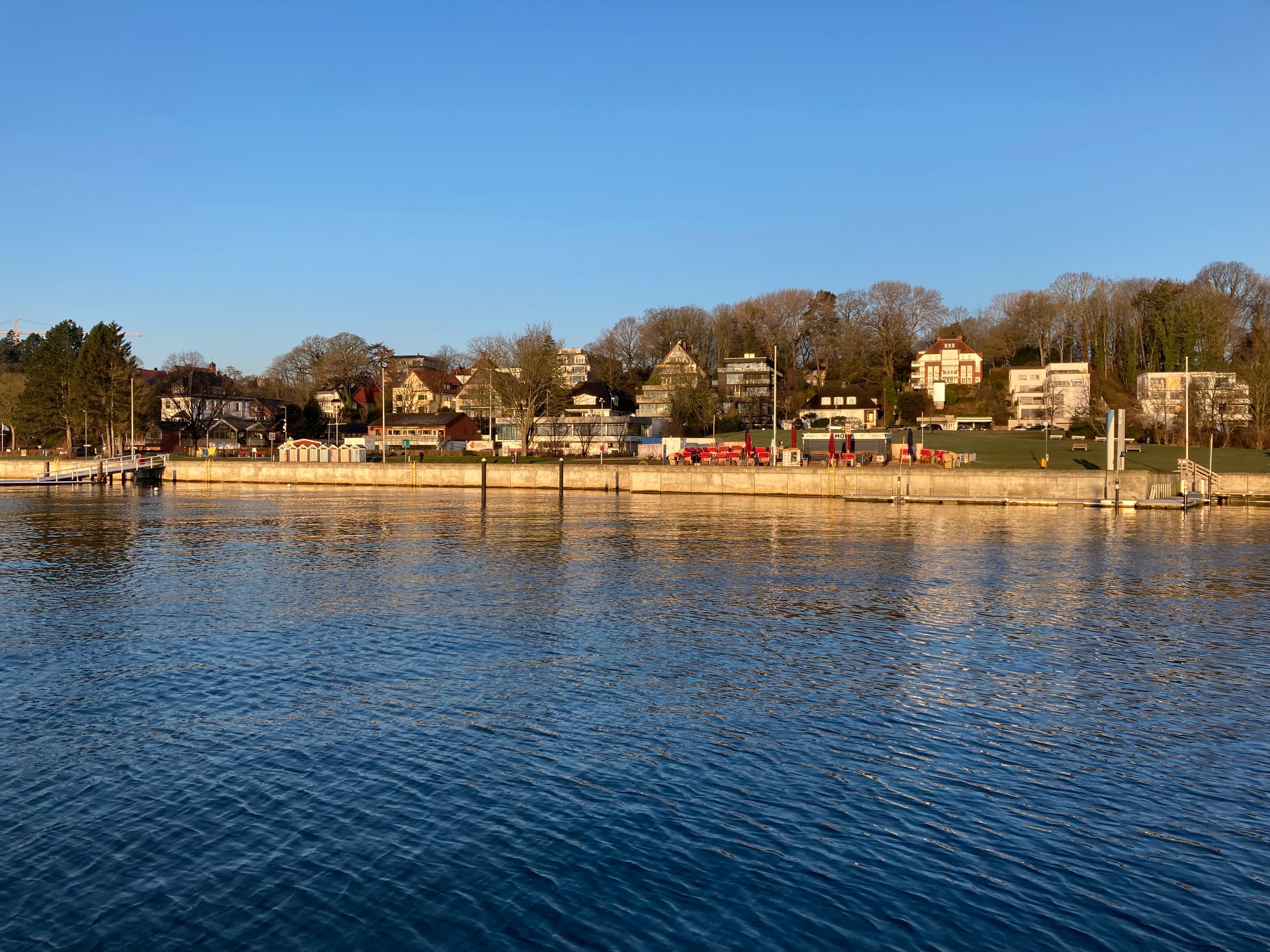 Das Kieler Westufer von der Schwentinefähre aus