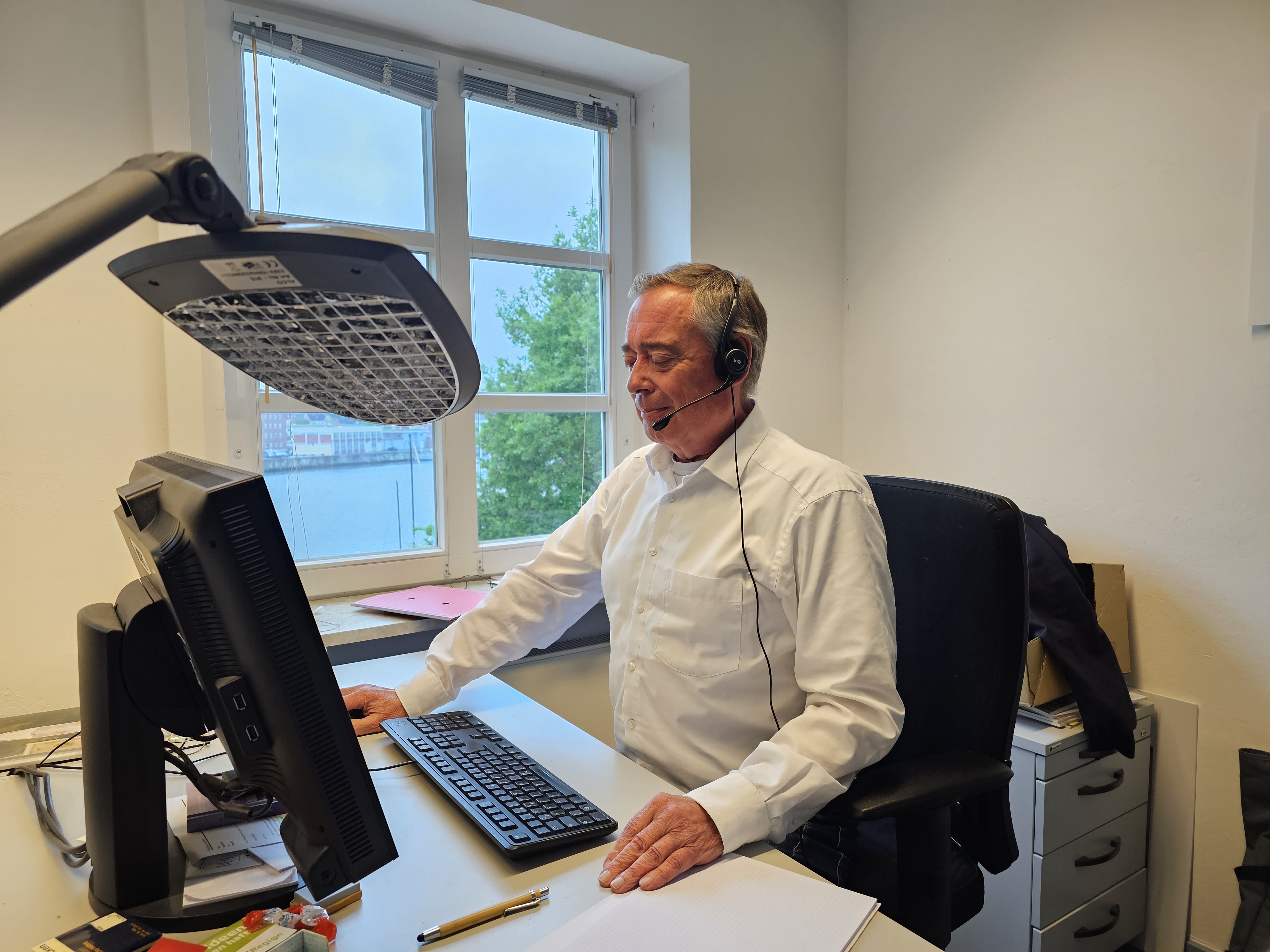 Hartmut Ohm sitzt an seinem Arbeitsplatz