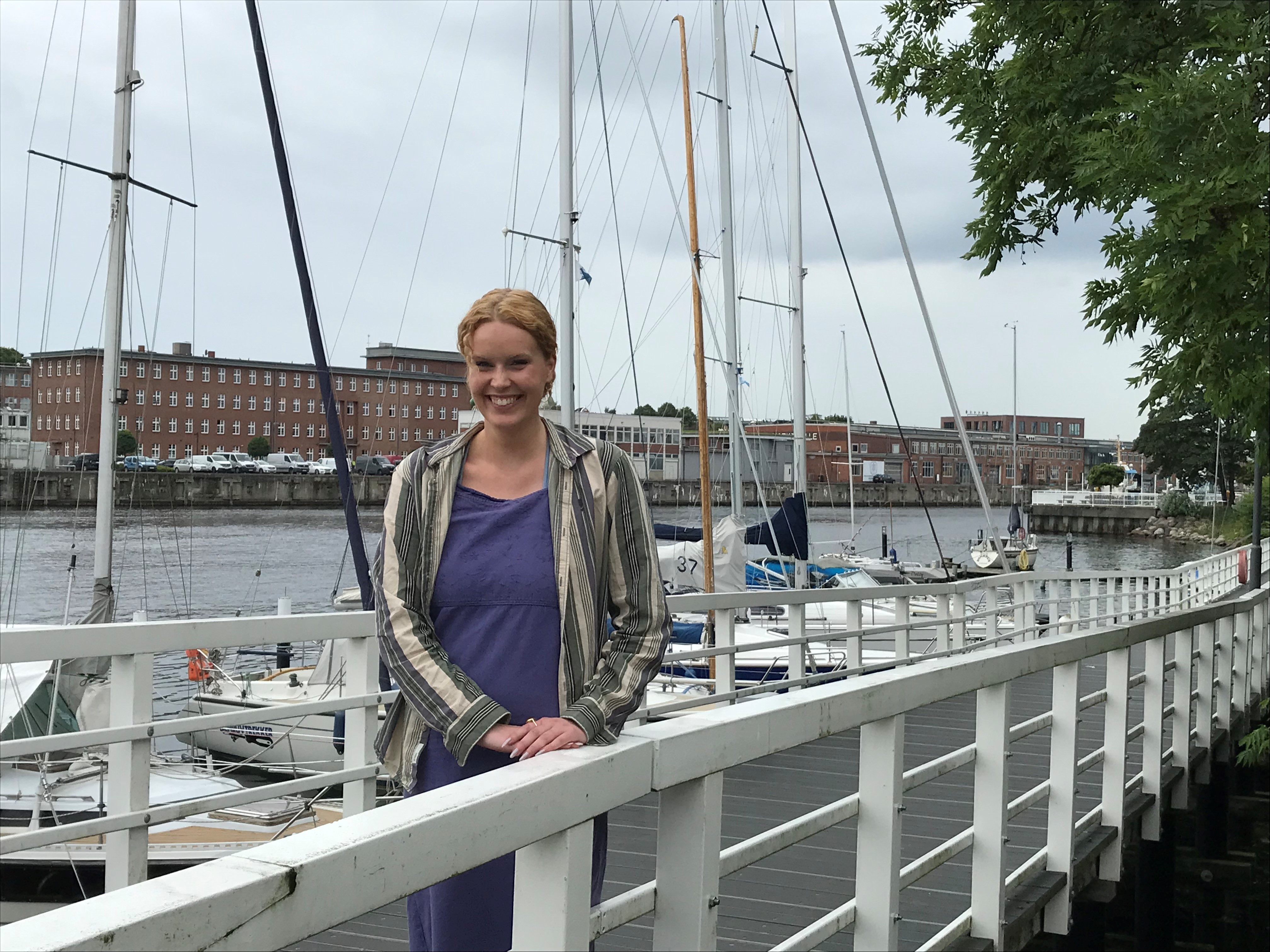 FH-Alumns Mariesa Brahms am Steg hinter der Schwentine Mensa