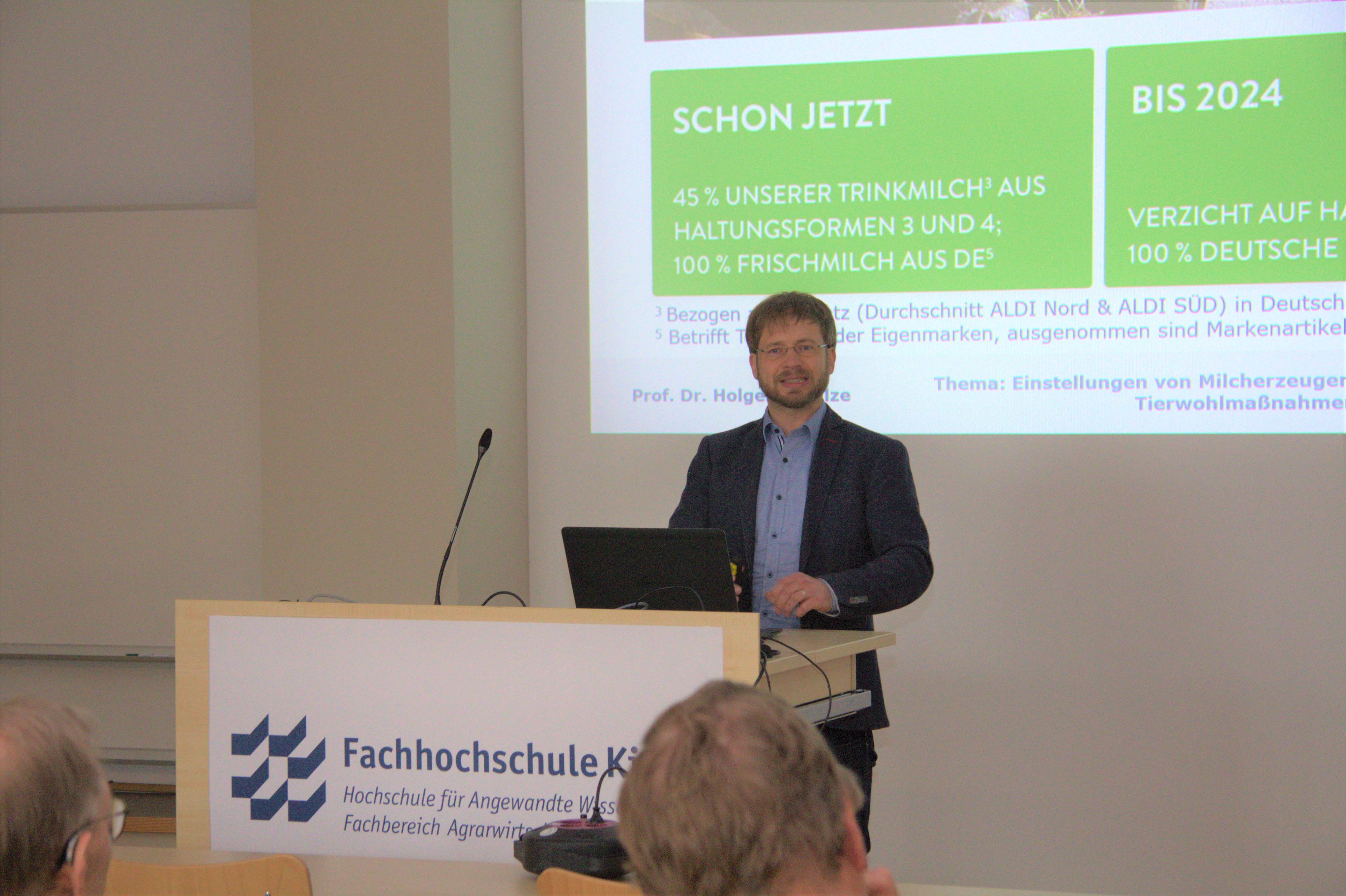 Mann hält einen Vortrag