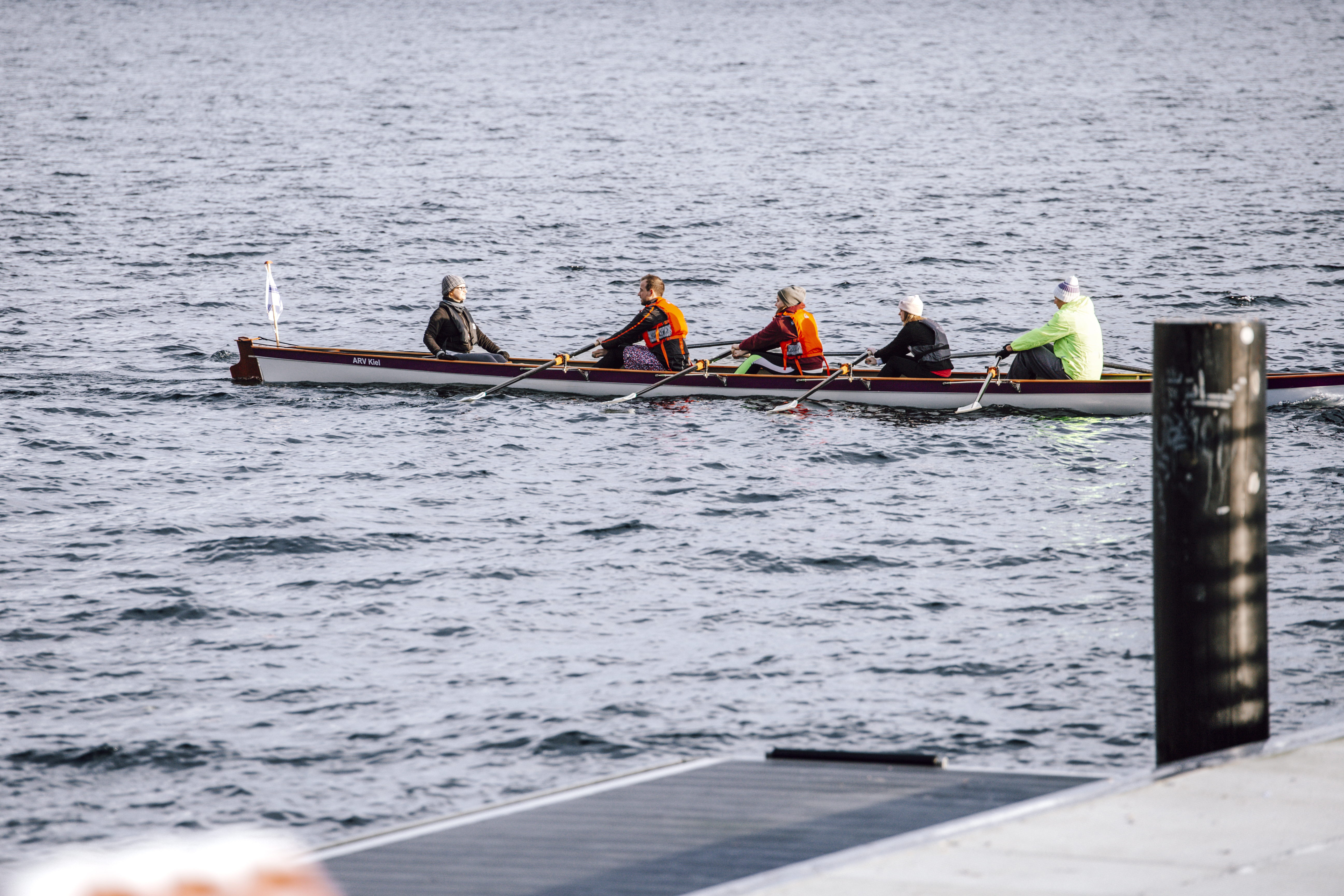 ein Boot des Akademischen Rudervereins Kiel auf der Förde