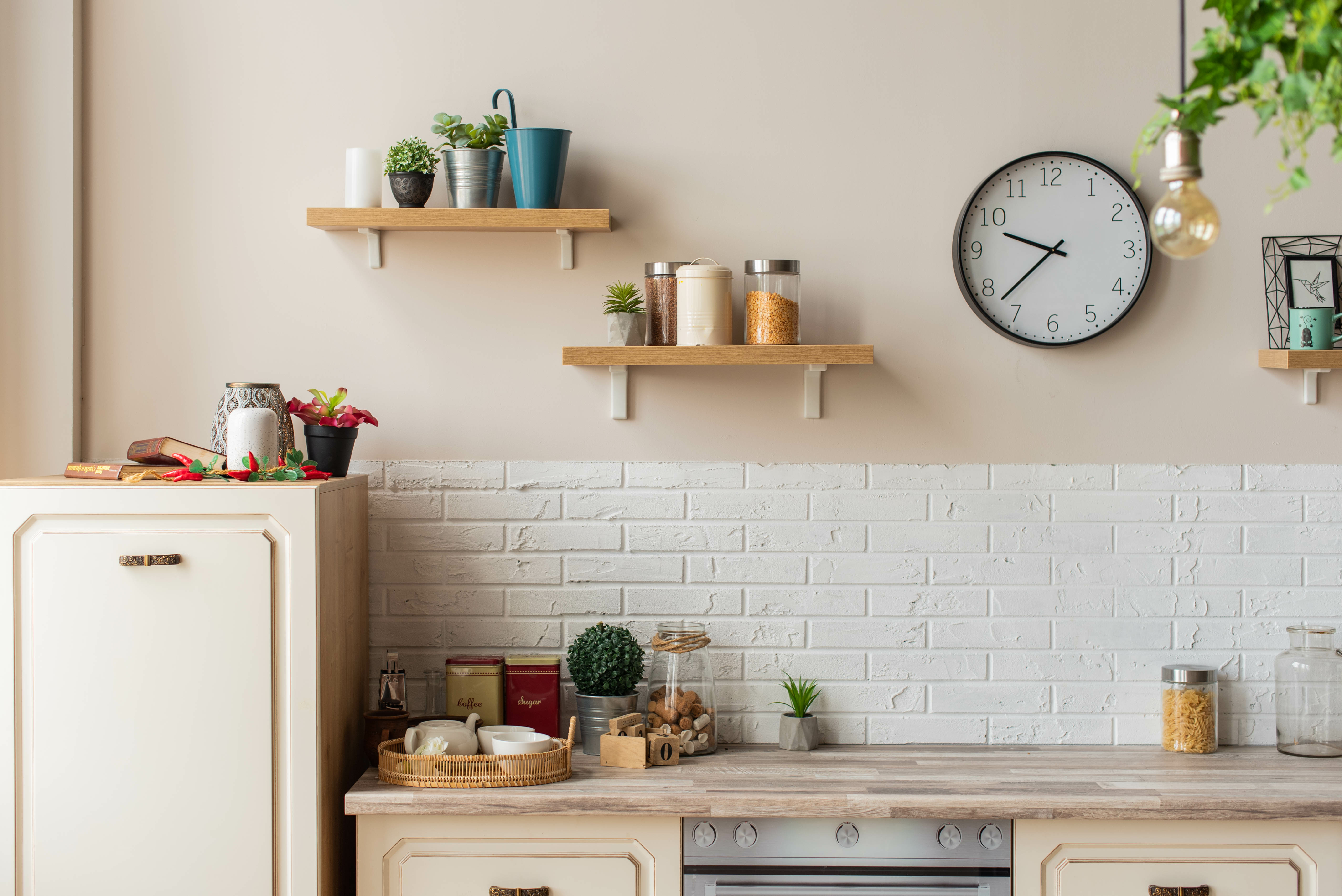 Wooden kitchen room with dining table and bar chairs, parquet fl eine Küchenzeile