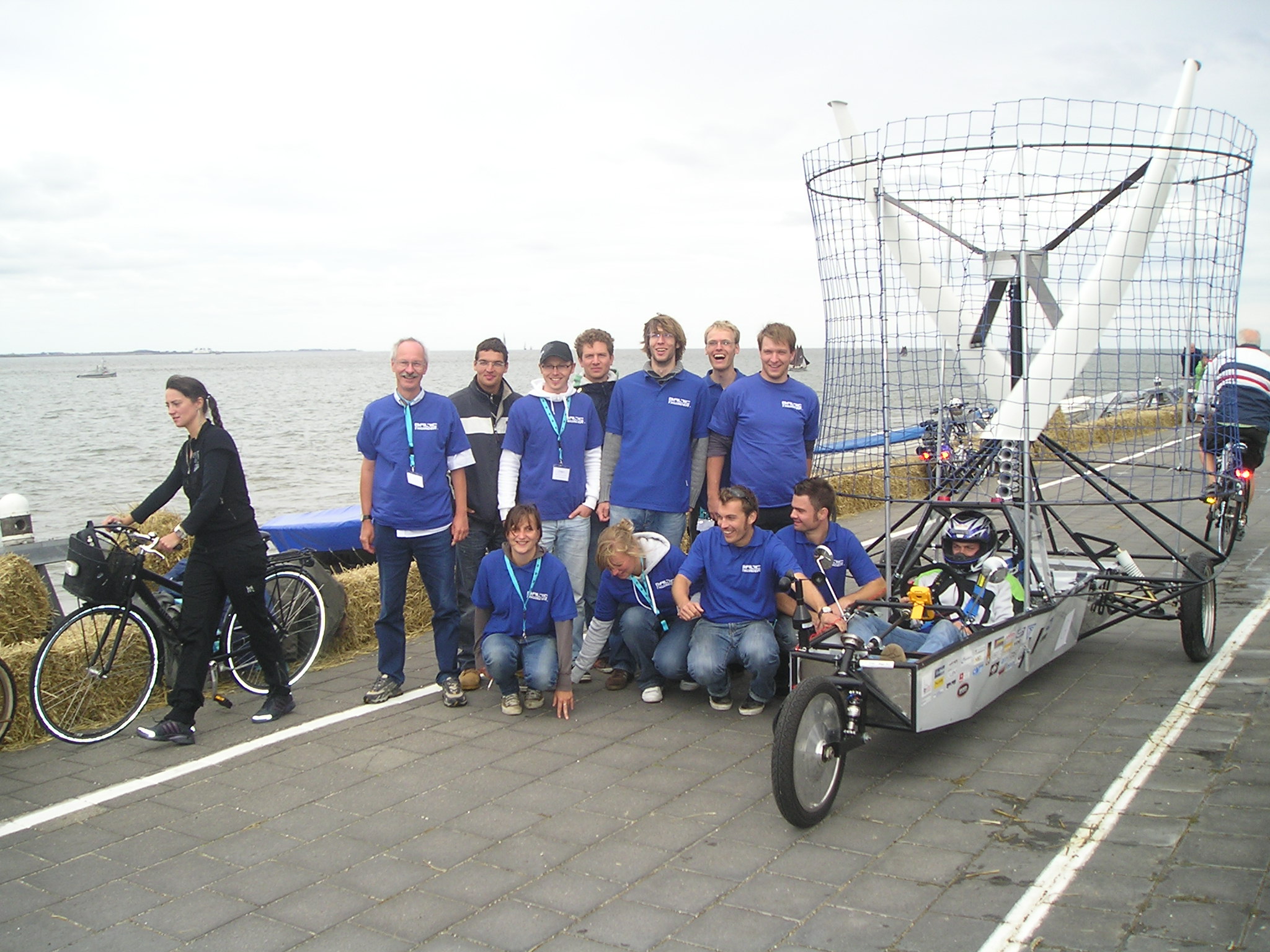 Menschen neben einem Fahrzeug, auf dem ein Propeller