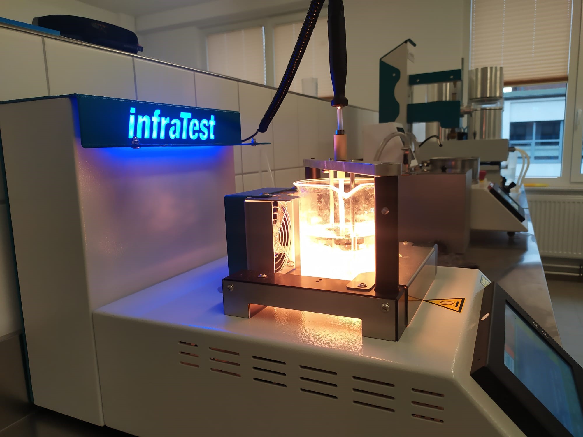 Test für Bitumen im Straßenbaulabor