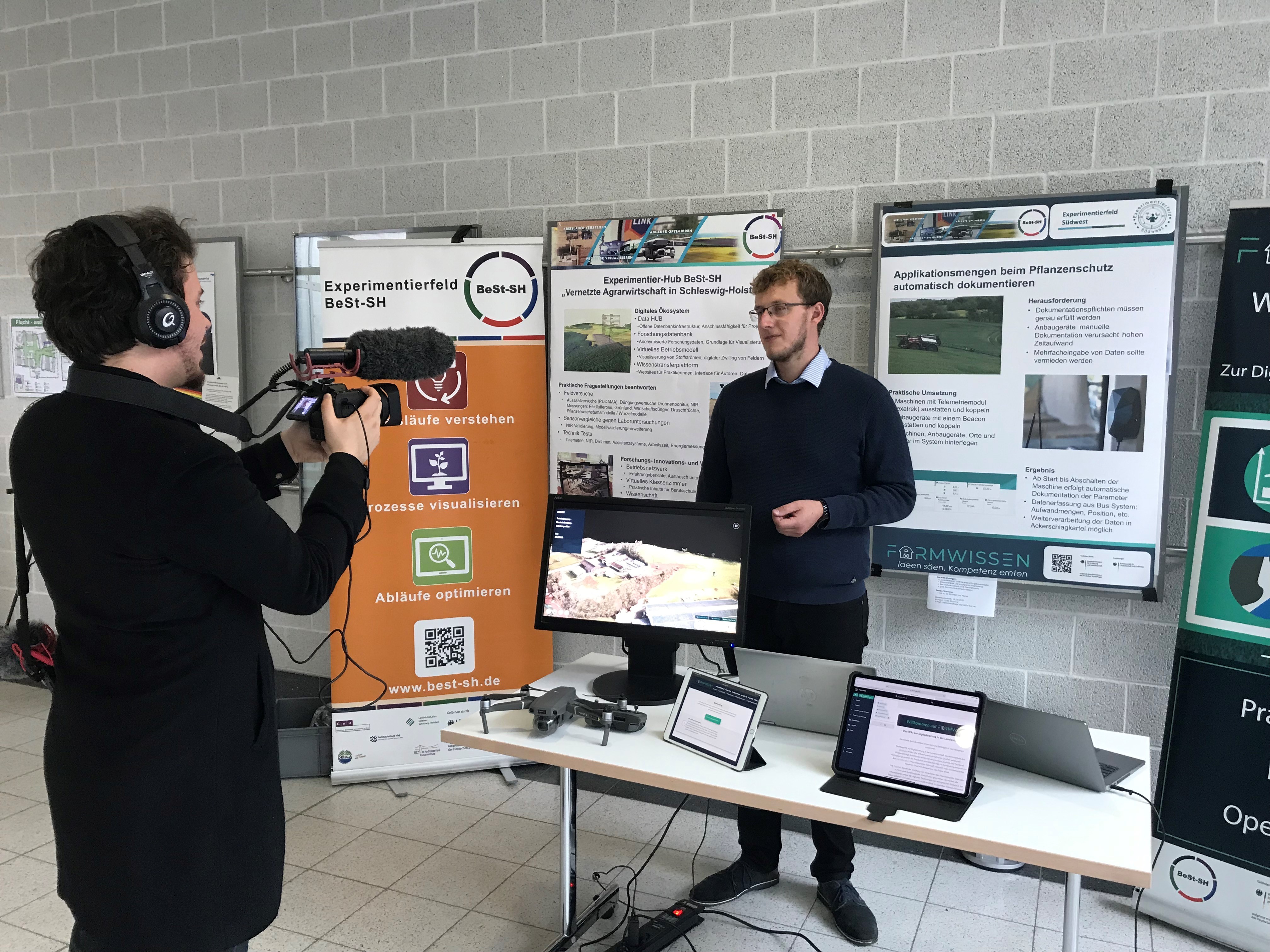 ein Kameramann filmt Bastian Brandenburg vom Projekt BeSt SH im Interview beim Science Day 2023 an der FH Kiel