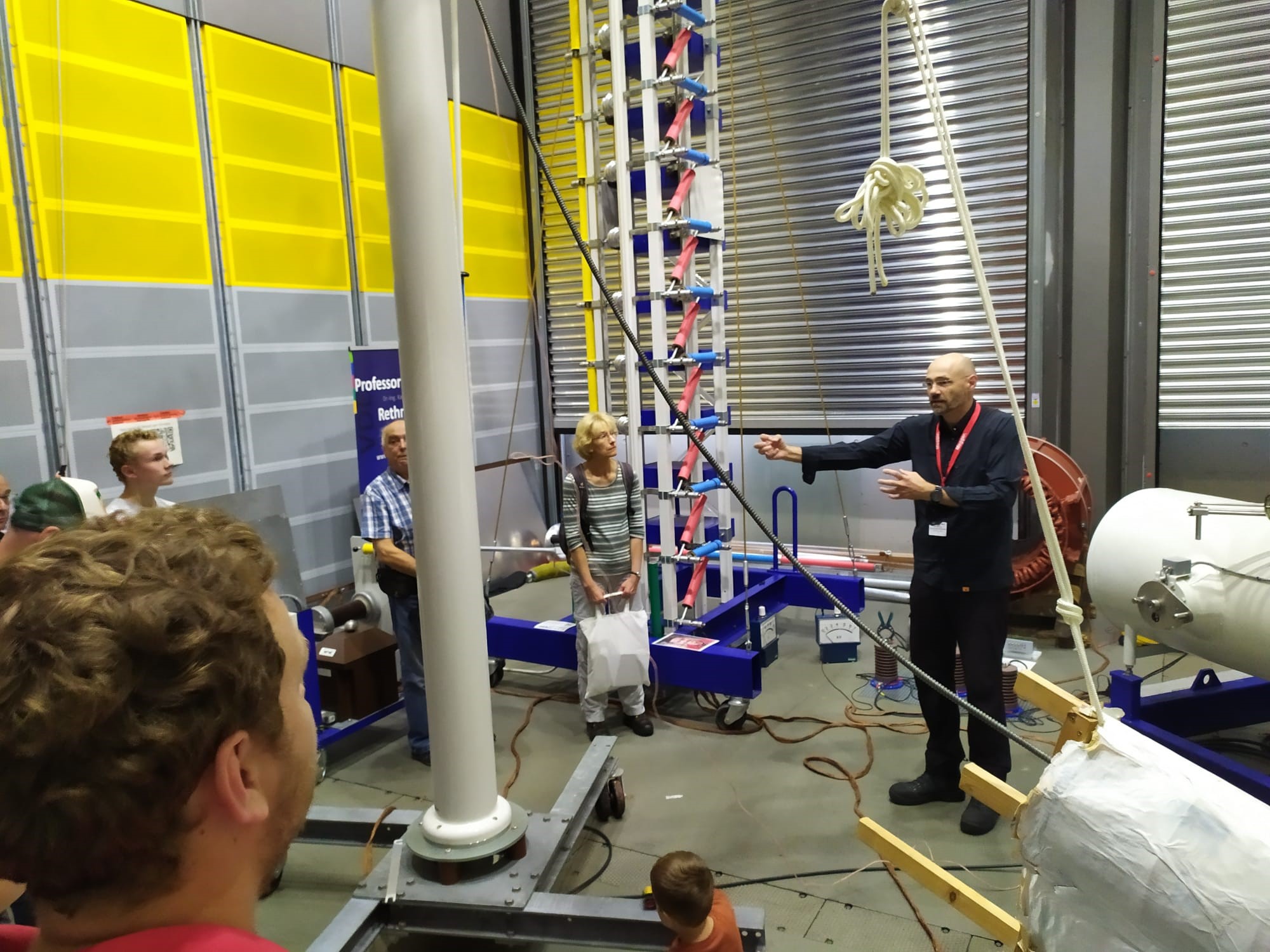 Prof. Dr. Kay Schmidt-Rethmeier erklärt Besucherinnen und Besuchern des Science Day Kiel im Hochspannungslabor die Kräfte von Blitzen