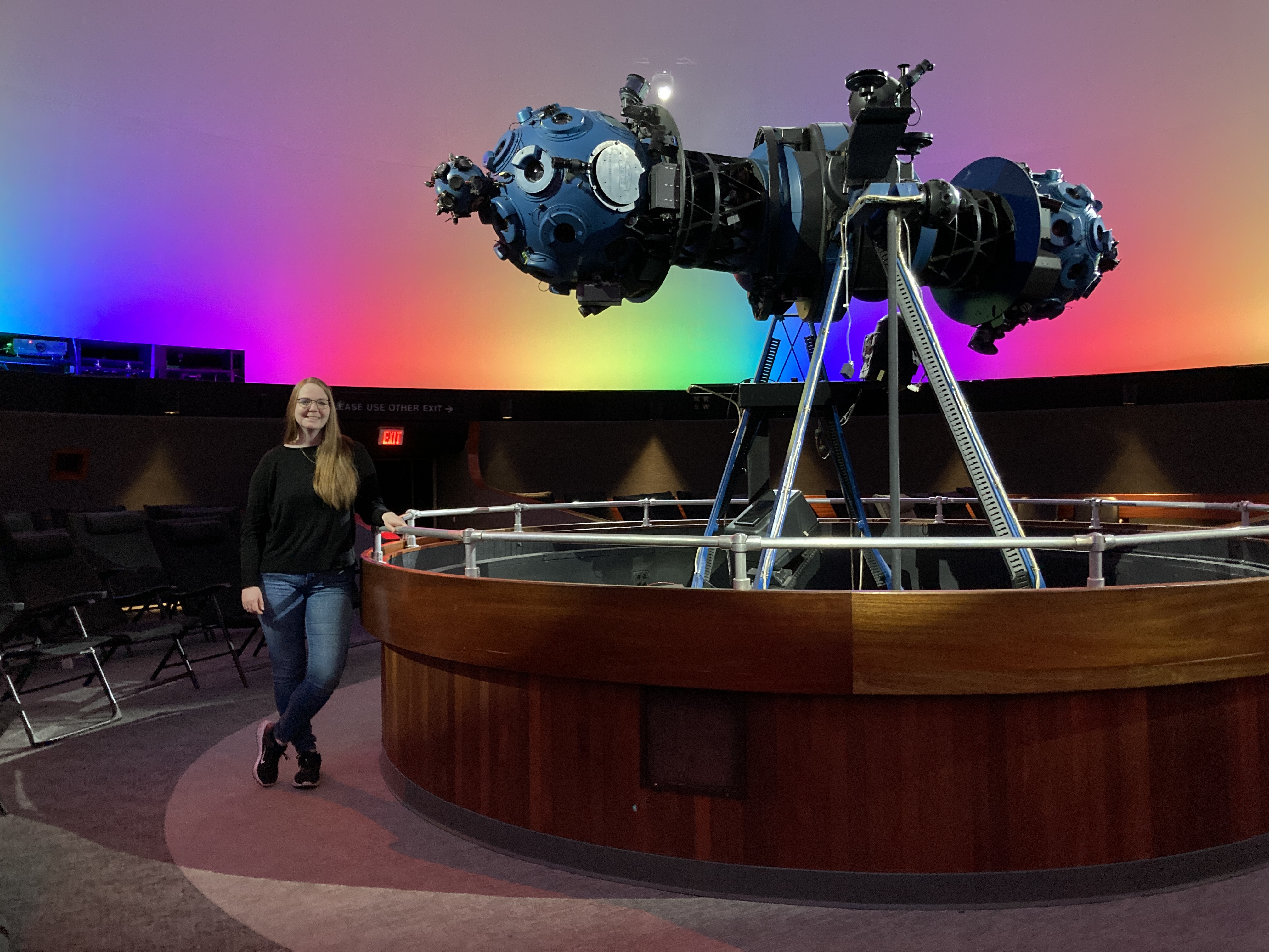 Eine Frau in einem Planetarium