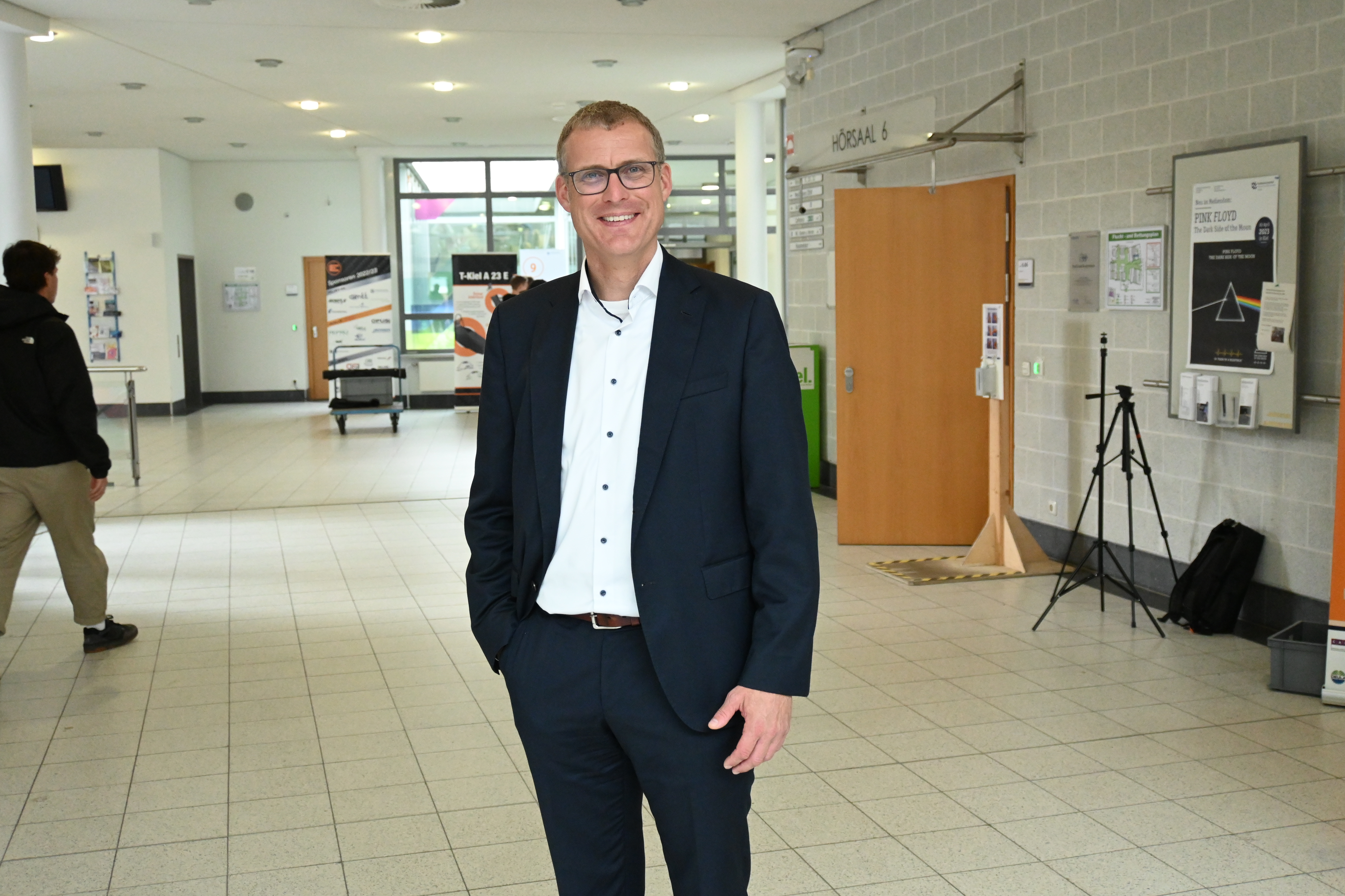 FH-Präsident Prof. Dr. Björn Christensen beim Science Day 2023 Kiel im Foyer des Großen Hörsaalgebäudes